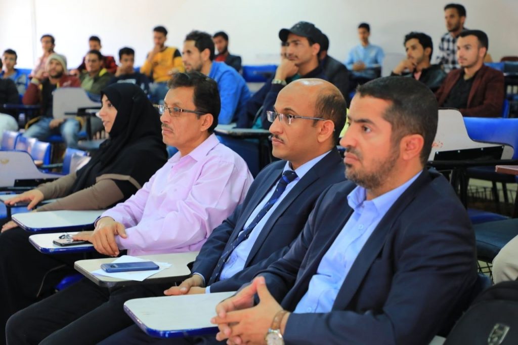 كلية الحاسبات تقيم سمنار علمي لطلبة الكلية حول ” التسويق الالكتروني وإدارة المحتوى “