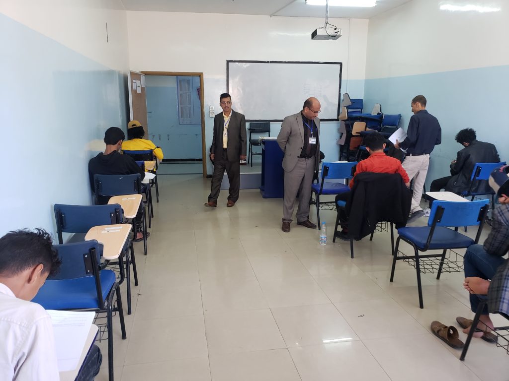 عميد كلية الحاسبات وتكنولوجيا المعلومات يدشن الامتحانات للفصل الدراسي الأول من العام الجامعي 1444ه‍ 2022 – 2023م