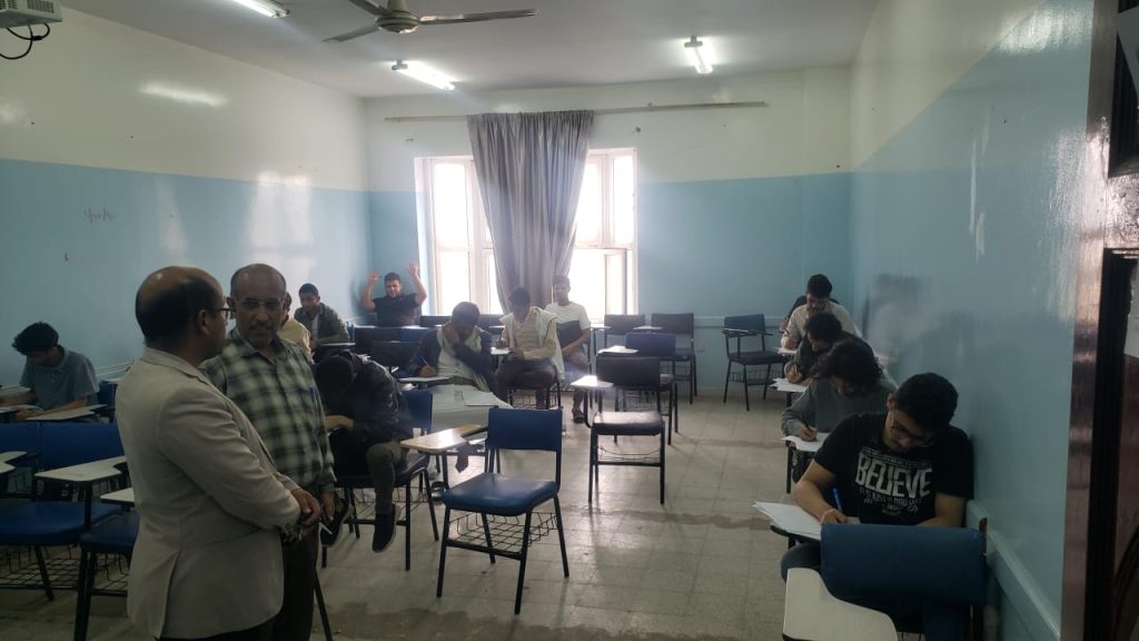 عميد الكلية يتفقد سير العملية الامتحانية لاختبارات الفصل الصيفي والغير مكتمل