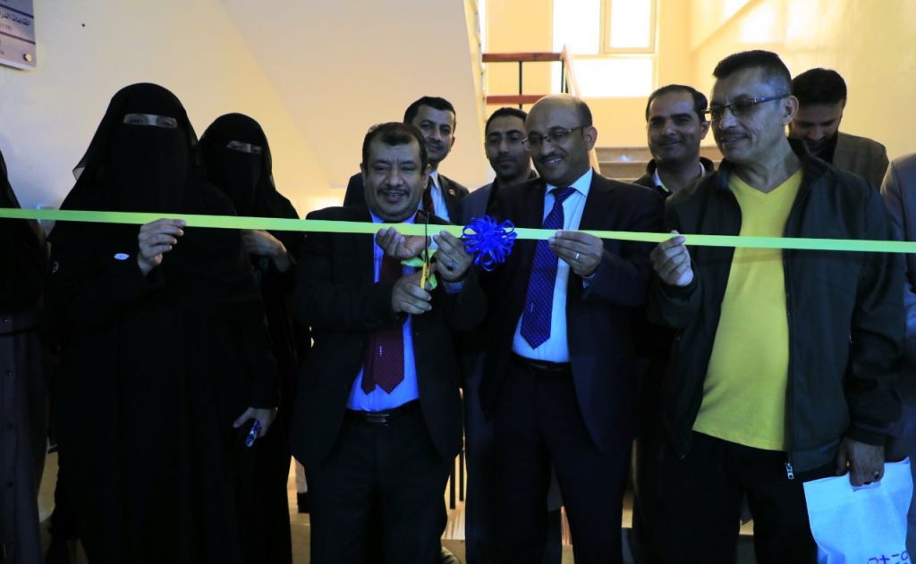 عميد الكلية يفتتح المعرض