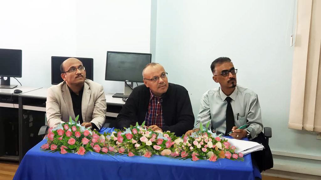 المناقشون ينصتون لشرح الطالب