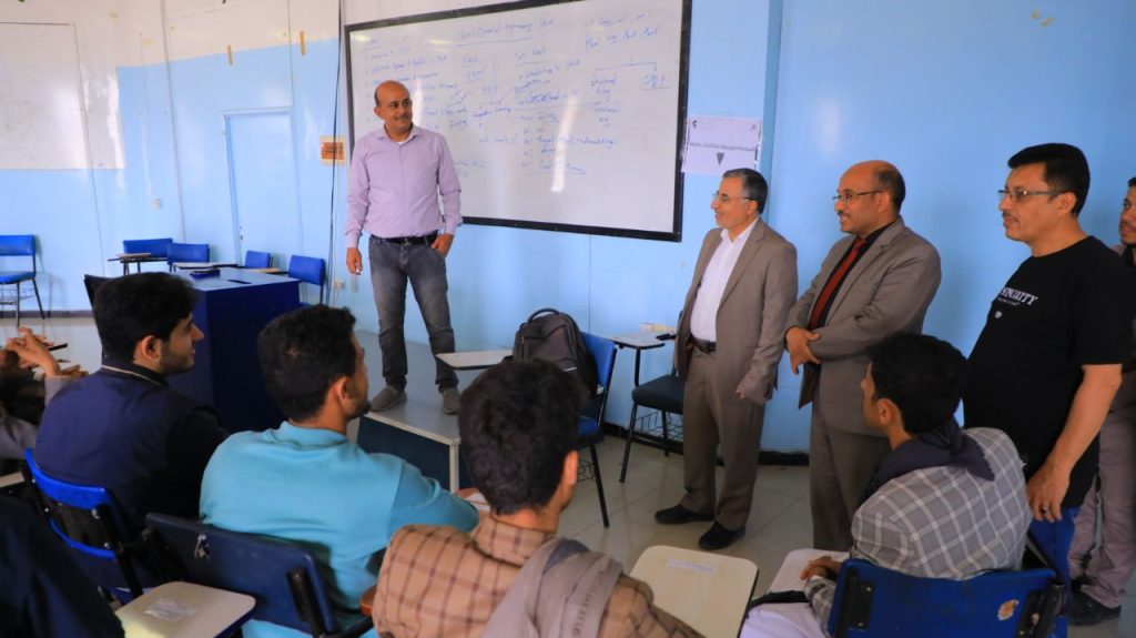 رئيس الجامعة وعميد الكلية في زيارة للقاعات الدراسية