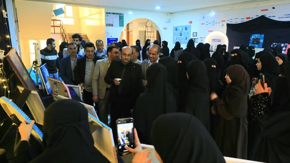 صورة للعميد وقيادة الفرع في جولة للمعرض