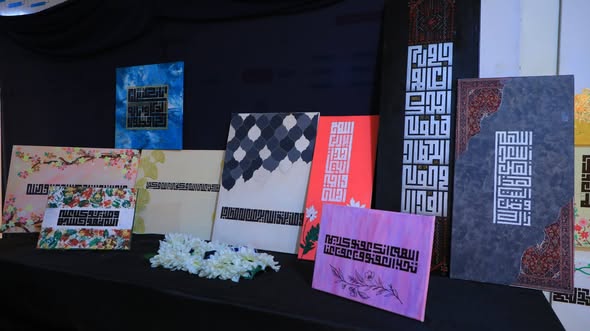 صورة لمجموعة من اللوح الفنية فيها عبارات مكتوبة بالخط الكوفي الهندسي