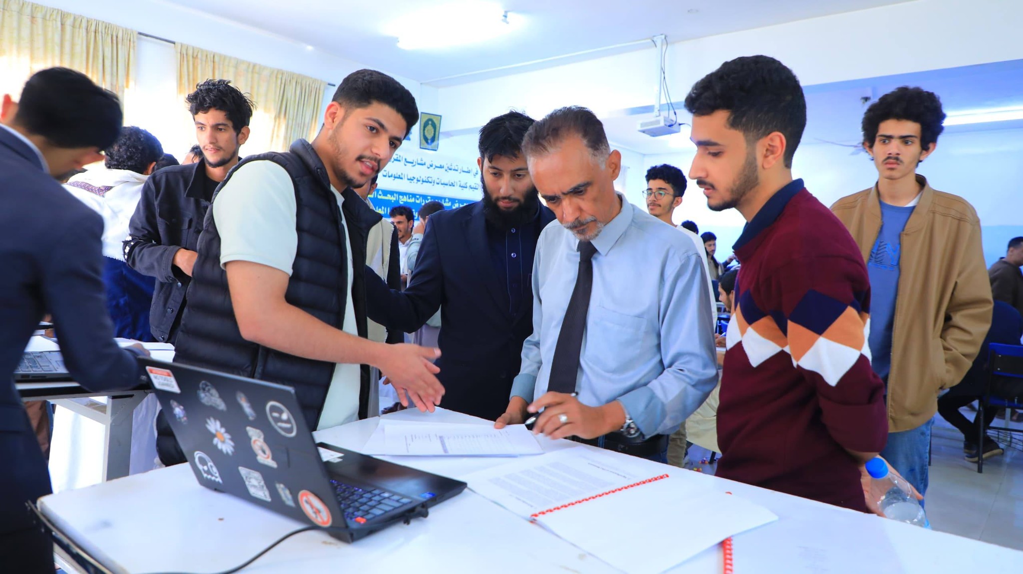 كلية الحاسبات وتكنولوجيا المعلومات تدشّن معرض مشاريع المقررات بمناقشة مشاريع مقرر مناهج البحث العلمي