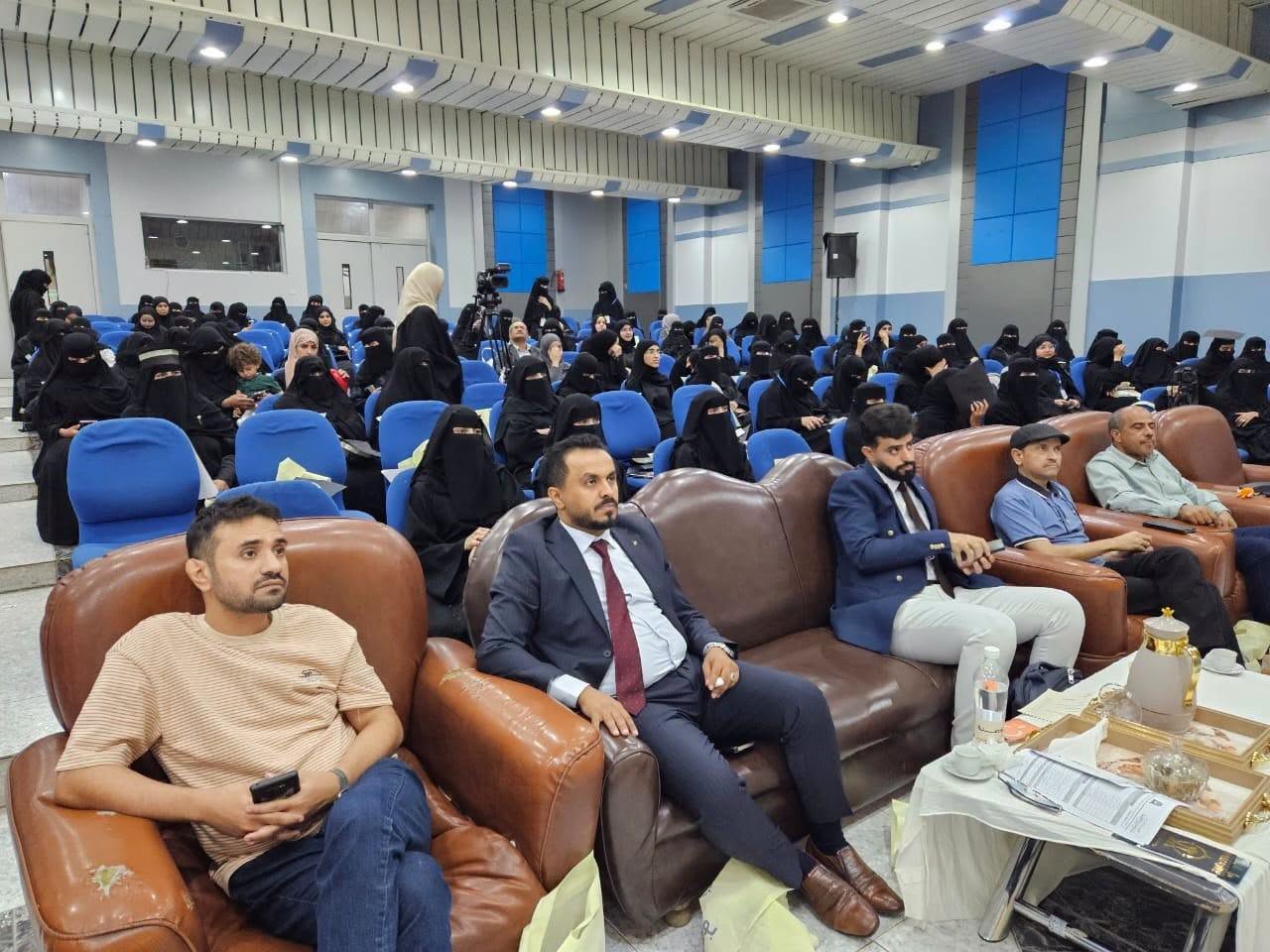 تكريم المتحدثين والطالبات المنظمات
