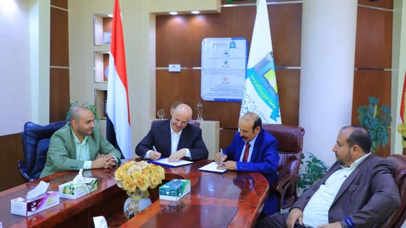 لحظة التوقيع الرسمي على اتفاقية التعاون بين جامعتي العلوم والتكنولوجيا والضالع