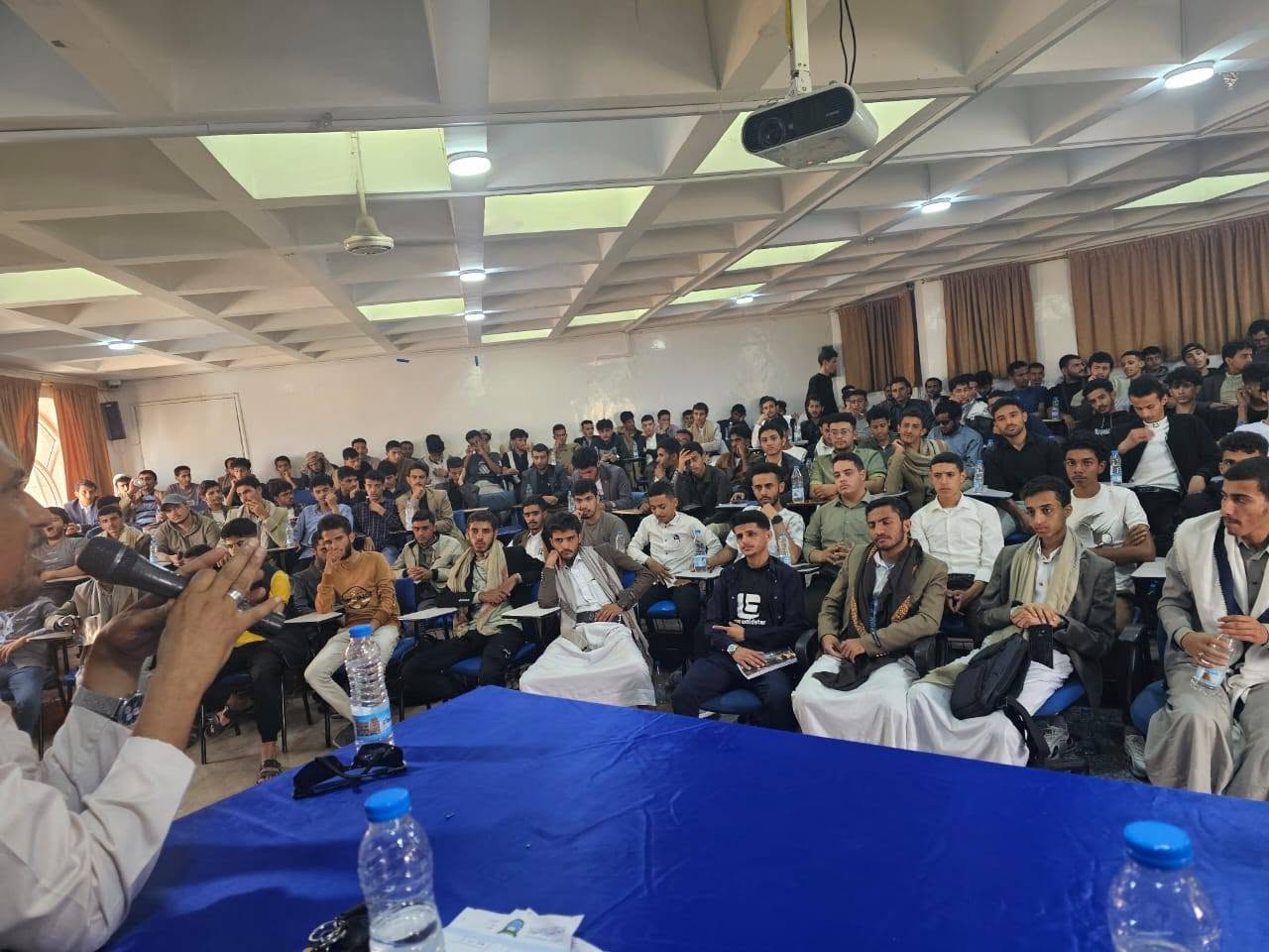 حضور الطلبة المستجدين في القاعة