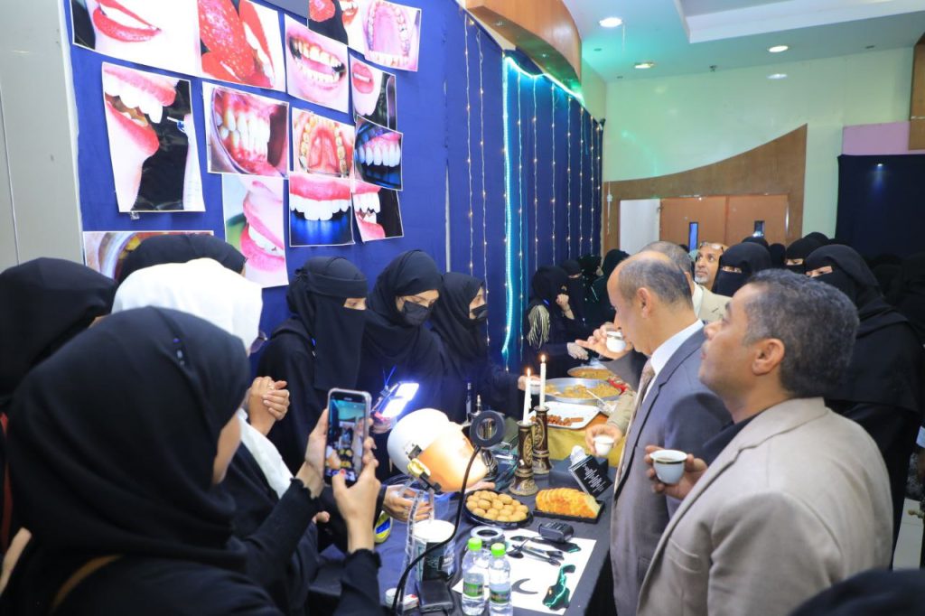 كلية طب الاسنان بجامعة العلوم والتكنولوجيا تقيم اليوم العلمي والمعرض الفني لطالبات الاسنان بفرع الطالبات.