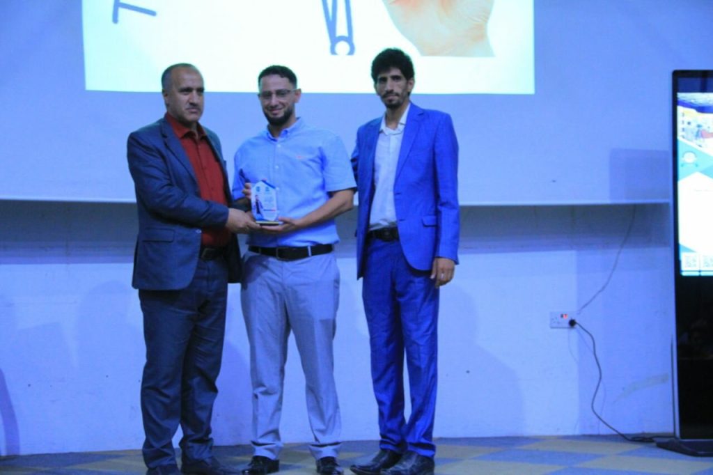 تكريم المدرب د. محمد الدولة من قبل عميد كلية طب الاسنان بجامعة العلوم والتكنولوجيا أ.د خالد الجوفي