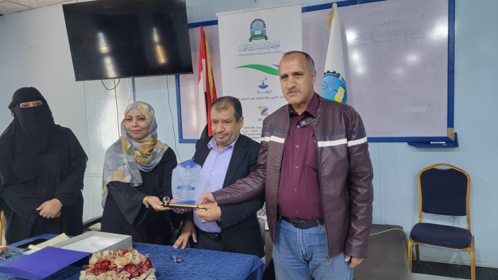 كلية طب الأسنان بجامعة العلوم والتكنولوجيا تكرم عميدها السابق أ.د خالد الجوفي