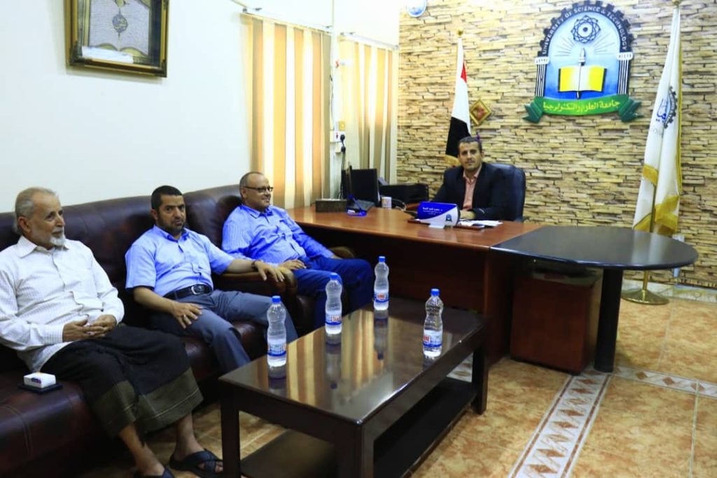 مدير فرع الحديدة بجامعة العلوم والتكنولوجيا يلتقي عميد التعليم الإلكتروني والتعليم عن بعد.
