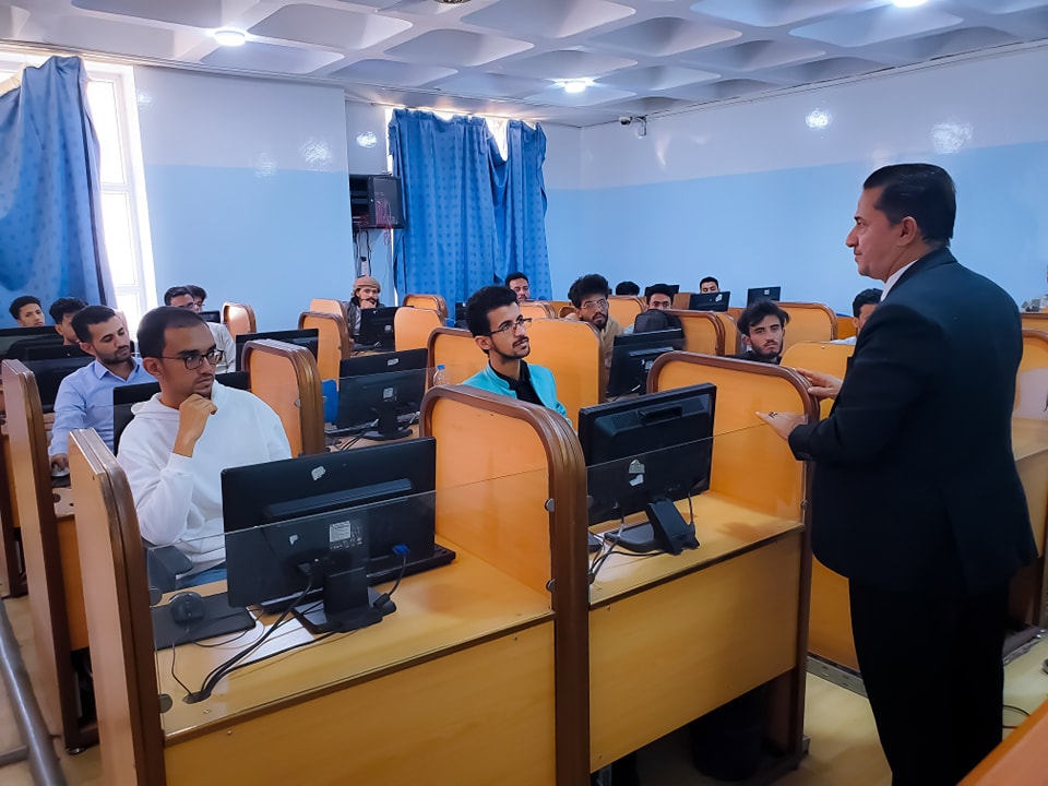 عميد كلية العلوم الإدارية يفتتح دورة استخدام برنامج الأكسل في المجال المالي والإدار