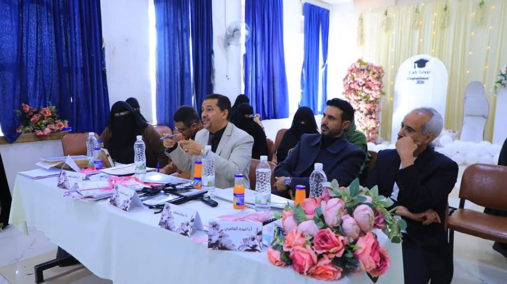 مناقشة مشاريع تخرج
