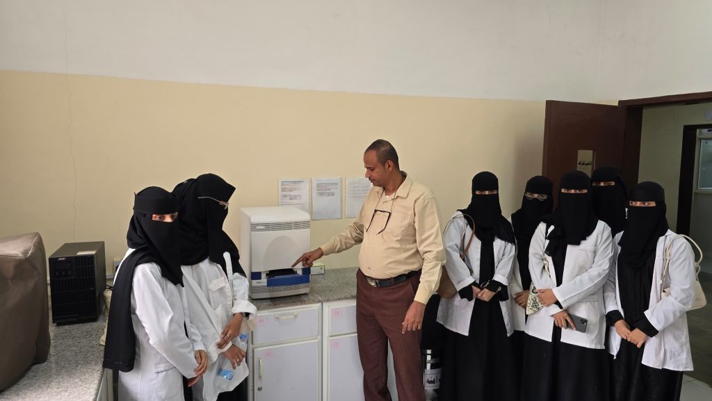 زيارة علمية لطلبة المختبرات الطبية إلى المركز الوطني لمختبرات الصحة العامة المركزية بمحافظة الحديدة‎.