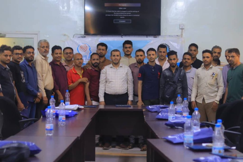 مركز الاستشارات والتنمية بجامعة العلوم والتكنولوجيا – فرع الحديدة يختتم دورة تدريبية متخصصة في مهارات البيع والتفاوض والتسويق الاحترافي.