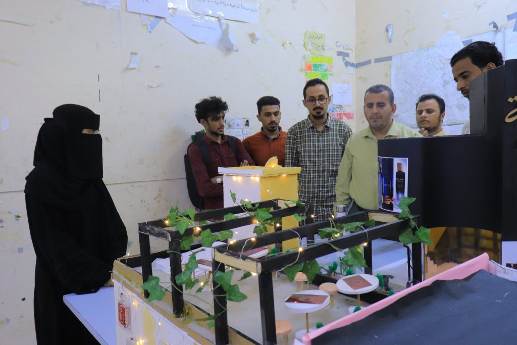 مناقشة مشاريع مادة أسس التصميم لطلبة مستوى أول قسم الهندسة المعمارية بجامعة العلوم والتكولوجيا فرع الحديدة