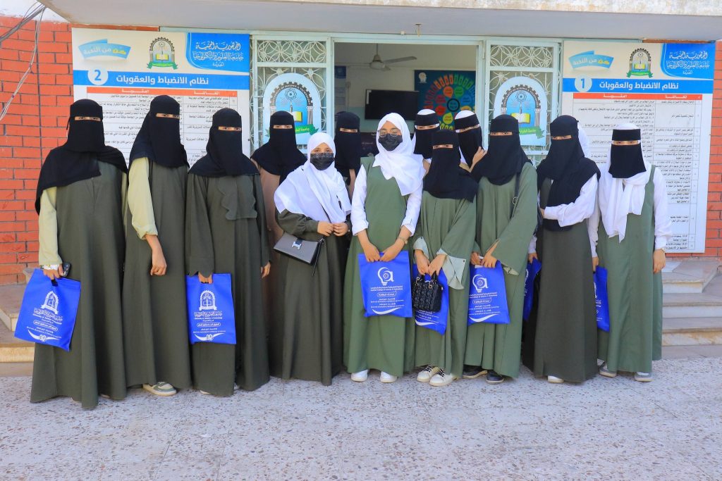 زيارة علمية لطالبات الثانوية العامة لمدرسة فلسطين إلى جامعة العلوم والتكنولوجيا - الحديدة