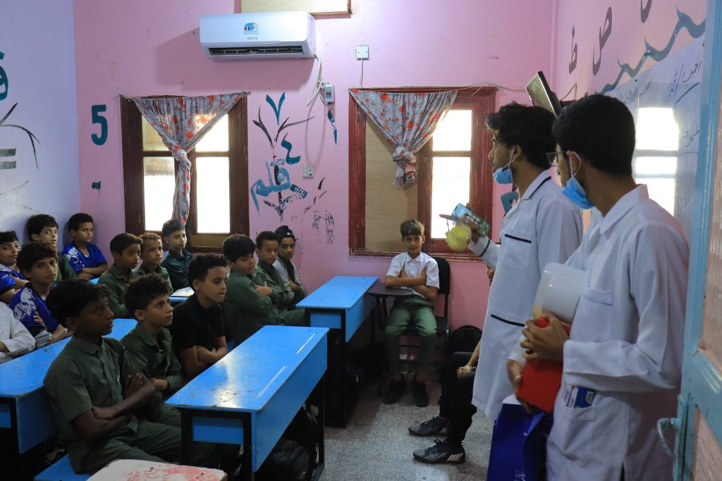 زيارة توعوية لطلاب قسم طب وجراحة الفم والأسنان بجامعة العلوم والتكنولوجيا – فرع الحديدة إلى مدرسة فلسطين .