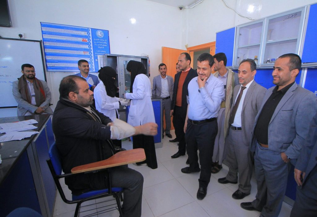 في زيارته لفرع إب نائب رئيس الجامعة يتفقد قسم المختبرات ويشيد به