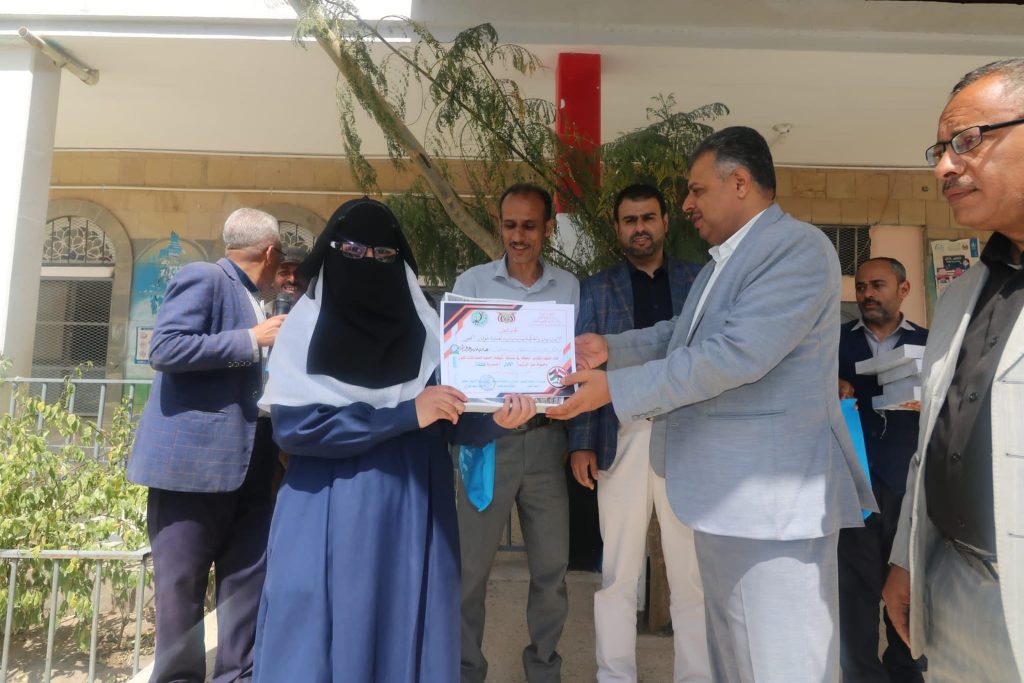 جامعة العلوم والتكنولوجيا-إب تكرم طالبات مدرسة خديجة لحصولهن على المركز الأول بالمسابقة العلمية والثقافية بالمشنة