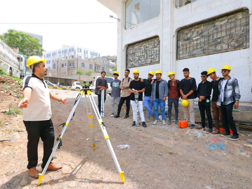 صور مختارات من #التدريب_الميداني لمجموعة من طلبة المستوى الثالث بقسم #الهندسة_المعمارية #جامعة_العلوم_والتكنولوجيا_إب يأتي هذا التدريب ضمن متطلبات مقرر #المساحة، بإشراف المهندس صدام العنسي مدرس المقرر . ✍️ #جامعة_العلوم_والتكنولوجيا #الطريق_إلى_مستقبل_أفضل #كن_من_النخبة #سجل_الآن #usteduy_ibb