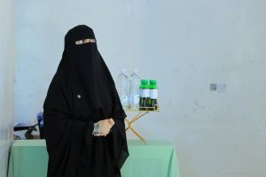 في أجواء علمية زاخرة بالأفكار الإبداعية، شهد قسم الهندسة المعمارية بجامعة العلوم والتكنولوجيا – إب صباح اليوم تدشين مناقشة مشاريع التخرج (1) لطلبة الدفعة التاسعة للعام الجامعي 1447هـ، والتي تمثل المرحلة الأولى من مشاريع التخرج النهائية في مسار الدراسات النظرية.

وقد افتتح الفعالية مدير فرع الجامعة الدكتور مكرم الجمالي بحضور رئيس قسم الهندسة المعمارية ورئيس لجنة المناقشة الدكتور علي درموش، وأعضاء لجنة المناقشة والتقييم المكونة من:

الأستاذ الدكتور مختار عبدالحفيظ العريقي – عضوًا ومشرفًا.
الأستاذ الدكتور أحمد عماد الأثوري – عضوًا مناقشًا.
م.م صادق عاطف – عضوًا مناقشًا.

وخلال الفعالية، قدّم الطلبة عروضًا علمية موجزة تضمنت أفكارًا معمارية مبتكرة تعالج قضايا مجتمعية وتنموية واقعية، وتهدف إلى تقديم حلول تصميمية تسهم في خدمة المجتمع والبيئة. وقد استمعت اللجنة إلى هذه العروض وناقشت الطلبة حول الجوانب البحثية والفنية، وقدمت ملاحظات علمية وتوصيات تطويرية من شأنها رفع جودة المشاريع وتحسين مخرجاتها النهائية.

وفي تصريح خاص، أوضح رئيس لجنة المناقشة الدكتور علي درموش أن هذه المرحلة من مناقشات مشاريع التخرج تأتي تمهيدًا للمناقشة النهائية التي ستُقام في نهاية الفصل الثاني من العام الدراسي 1447هـ الموافق 2025-2026م، مشيرًا إلى أن القسم يولي اهتمامًا كبيرًا بتطوير مهارات الطلبة البحثية والإبداعية لإعداد جيل معماري قادر على مواجهة تحديات الواقع العمراني.

كما أشادت اللجنة بالمستوى الأكاديمي للطلبة وجودة مشاريعهم، مؤكدة أن الجهود المشتركة بين الطلبة وأعضاء هيئة التدريس انعكست بشكل إيجابي على جودة الأفكار المقدمة، التي تميزت بالتنوع والعمق التصميمي والمعالجة الواقعية لمشكلات المجتمع.

الجدير بالذكر أن مناقشات مشاريع التخرج (1) ستستمر على مدى اليومين القادمين لبقية طلبة الدفعة التاسعة من قسم الهندسة المعمارية، ضمن جدول أكاديمي معد مسبقًا يهدف إلى تعزيز مهارات العرض والمناقشة لدى الطلبة، وتحسين مستوى المخرجات التعليمية.

وقد شهدت الفعالية حضورًا واسعًا من أعضاء هيئة التدريس والمهتمين بالشأن الأكاديمي، حيث حضر كل من:

الدكتور عمر شداد – عضو هيئة التدريس ومنسق الجودة بقسم الشريعة والقانون.
المهندس حمزة المجيدي – مدير العلاقات العامة والتسويق وعضو هيئة التدريس بقسم الهندسة المعمارية.
المهندس ردفان الصلاحي – عضو هيئة التدريس بالقسم.

كما حضر عدد من الأكاديميين والإداريين وأولياء أمور الطلبة الذين عبّروا عن فخرهم بمستوى أبنائهم وبالجهود الكبيرة التي تبذلها الجامعة لتخريج كفاءات مؤهلة تواكب متطلبات سوق العمل المعماري والهندسي.

وتؤكد جامعة العلوم والتكنولوجيا – إب من خلال هذه المناقشات على التزامها بتقديم تعليم جامعي متميز يجمع بين الجوانب النظرية والتطبيقية، ويعزز الإبداع المعماري والبحث العلمي في سبيل خدمة المجتمع وتنميته.