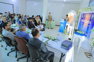 في أجواء علمية زاخرة بالأفكار الإبداعية، شهد قسم الهندسة المعمارية بجامعة العلوم والتكنولوجيا – إب صباح اليوم تدشين مناقشة مشاريع التخرج (1) لطلبة الدفعة التاسعة للعام الجامعي 1447هـ، والتي تمثل المرحلة الأولى من مشاريع التخرج النهائية في مسار الدراسات النظرية.

وقد افتتح الفعالية مدير فرع الجامعة الدكتور مكرم الجمالي بحضور رئيس قسم الهندسة المعمارية ورئيس لجنة المناقشة الدكتور علي درموش، وأعضاء لجنة المناقشة والتقييم المكونة من:

الأستاذ الدكتور مختار عبدالحفيظ العريقي – عضوًا ومشرفًا.
الأستاذ الدكتور أحمد عماد الأثوري – عضوًا مناقشًا.
م.م صادق عاطف – عضوًا مناقشًا.

وخلال الفعالية، قدّم الطلبة عروضًا علمية موجزة تضمنت أفكارًا معمارية مبتكرة تعالج قضايا مجتمعية وتنموية واقعية، وتهدف إلى تقديم حلول تصميمية تسهم في خدمة المجتمع والبيئة. وقد استمعت اللجنة إلى هذه العروض وناقشت الطلبة حول الجوانب البحثية والفنية، وقدمت ملاحظات علمية وتوصيات تطويرية من شأنها رفع جودة المشاريع وتحسين مخرجاتها النهائية.

وفي تصريح خاص، أوضح رئيس لجنة المناقشة الدكتور علي درموش أن هذه المرحلة من مناقشات مشاريع التخرج تأتي تمهيدًا للمناقشة النهائية التي ستُقام في نهاية الفصل الثاني من العام الدراسي 1447هـ الموافق 2025-2026م، مشيرًا إلى أن القسم يولي اهتمامًا كبيرًا بتطوير مهارات الطلبة البحثية والإبداعية لإعداد جيل معماري قادر على مواجهة تحديات الواقع العمراني.

كما أشادت اللجنة بالمستوى الأكاديمي للطلبة وجودة مشاريعهم، مؤكدة أن الجهود المشتركة بين الطلبة وأعضاء هيئة التدريس انعكست بشكل إيجابي على جودة الأفكار المقدمة، التي تميزت بالتنوع والعمق التصميمي والمعالجة الواقعية لمشكلات المجتمع.

الجدير بالذكر أن مناقشات مشاريع التخرج (1) ستستمر على مدى اليومين القادمين لبقية طلبة الدفعة التاسعة من قسم الهندسة المعمارية، ضمن جدول أكاديمي معد مسبقًا يهدف إلى تعزيز مهارات العرض والمناقشة لدى الطلبة، وتحسين مستوى المخرجات التعليمية.

وقد شهدت الفعالية حضورًا واسعًا من أعضاء هيئة التدريس والمهتمين بالشأن الأكاديمي، حيث حضر كل من:

الدكتور عمر شداد – عضو هيئة التدريس ومنسق الجودة بقسم الشريعة والقانون.
المهندس حمزة المجيدي – مدير العلاقات العامة والتسويق وعضو هيئة التدريس بقسم الهندسة المعمارية.
المهندس ردفان الصلاحي – عضو هيئة التدريس بالقسم.

كما حضر عدد من الأكاديميين والإداريين وأولياء أمور الطلبة الذين عبّروا عن فخرهم بمستوى أبنائهم وبالجهود الكبيرة التي تبذلها الجامعة لتخريج كفاءات مؤهلة تواكب متطلبات سوق العمل المعماري والهندسي.

وتؤكد جامعة العلوم والتكنولوجيا – إب من خلال هذه المناقشات على التزامها بتقديم تعليم جامعي متميز يجمع بين الجوانب النظرية والتطبيقية، ويعزز الإبداع المعماري والبحث العلمي في سبيل خدمة المجتمع وتنميته.