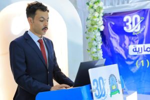 في أجواء علمية زاخرة بالأفكار الإبداعية، شهد قسم الهندسة المعمارية بجامعة العلوم والتكنولوجيا – إب صباح اليوم تدشين مناقشة مشاريع التخرج (1) لطلبة الدفعة التاسعة للعام الجامعي 1447هـ، والتي تمثل المرحلة الأولى من مشاريع التخرج النهائية في مسار الدراسات النظرية.

وقد افتتح الفعالية مدير فرع الجامعة الدكتور مكرم الجمالي بحضور رئيس قسم الهندسة المعمارية ورئيس لجنة المناقشة الدكتور علي درموش، وأعضاء لجنة المناقشة والتقييم المكونة من:

الأستاذ الدكتور مختار عبدالحفيظ العريقي – عضوًا ومشرفًا.
الأستاذ الدكتور أحمد عماد الأثوري – عضوًا مناقشًا.
م.م صادق عاطف – عضوًا مناقشًا.

وخلال الفعالية، قدّم الطلبة عروضًا علمية موجزة تضمنت أفكارًا معمارية مبتكرة تعالج قضايا مجتمعية وتنموية واقعية، وتهدف إلى تقديم حلول تصميمية تسهم في خدمة المجتمع والبيئة. وقد استمعت اللجنة إلى هذه العروض وناقشت الطلبة حول الجوانب البحثية والفنية، وقدمت ملاحظات علمية وتوصيات تطويرية من شأنها رفع جودة المشاريع وتحسين مخرجاتها النهائية.

وفي تصريح خاص، أوضح رئيس لجنة المناقشة الدكتور علي درموش أن هذه المرحلة من مناقشات مشاريع التخرج تأتي تمهيدًا للمناقشة النهائية التي ستُقام في نهاية الفصل الثاني من العام الدراسي 1447هـ الموافق 2025-2026م، مشيرًا إلى أن القسم يولي اهتمامًا كبيرًا بتطوير مهارات الطلبة البحثية والإبداعية لإعداد جيل معماري قادر على مواجهة تحديات الواقع العمراني.

كما أشادت اللجنة بالمستوى الأكاديمي للطلبة وجودة مشاريعهم، مؤكدة أن الجهود المشتركة بين الطلبة وأعضاء هيئة التدريس انعكست بشكل إيجابي على جودة الأفكار المقدمة، التي تميزت بالتنوع والعمق التصميمي والمعالجة الواقعية لمشكلات المجتمع.

الجدير بالذكر أن مناقشات مشاريع التخرج (1) ستستمر على مدى اليومين القادمين لبقية طلبة الدفعة التاسعة من قسم الهندسة المعمارية، ضمن جدول أكاديمي معد مسبقًا يهدف إلى تعزيز مهارات العرض والمناقشة لدى الطلبة، وتحسين مستوى المخرجات التعليمية.

وقد شهدت الفعالية حضورًا واسعًا من أعضاء هيئة التدريس والمهتمين بالشأن الأكاديمي، حيث حضر كل من:

الدكتور عمر شداد – عضو هيئة التدريس ومنسق الجودة بقسم الشريعة والقانون.
المهندس حمزة المجيدي – مدير العلاقات العامة والتسويق وعضو هيئة التدريس بقسم الهندسة المعمارية.
المهندس ردفان الصلاحي – عضو هيئة التدريس بالقسم.

كما حضر عدد من الأكاديميين والإداريين وأولياء أمور الطلبة الذين عبّروا عن فخرهم بمستوى أبنائهم وبالجهود الكبيرة التي تبذلها الجامعة لتخريج كفاءات مؤهلة تواكب متطلبات سوق العمل المعماري والهندسي.

وتؤكد جامعة العلوم والتكنولوجيا – إب من خلال هذه المناقشات على التزامها بتقديم تعليم جامعي متميز يجمع بين الجوانب النظرية والتطبيقية، ويعزز الإبداع المعماري والبحث العلمي في سبيل خدمة المجتمع وتنميته.