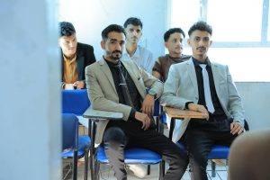 في أجواء علمية زاخرة بالأفكار الإبداعية، شهد قسم الهندسة المعمارية بجامعة العلوم والتكنولوجيا – إب صباح اليوم تدشين مناقشة مشاريع التخرج (1) لطلبة الدفعة التاسعة للعام الجامعي 1447هـ، والتي تمثل المرحلة الأولى من مشاريع التخرج النهائية في مسار الدراسات النظرية.

وقد افتتح الفعالية مدير فرع الجامعة الدكتور مكرم الجمالي بحضور رئيس قسم الهندسة المعمارية ورئيس لجنة المناقشة الدكتور علي درموش، وأعضاء لجنة المناقشة والتقييم المكونة من:

الأستاذ الدكتور مختار عبدالحفيظ العريقي – عضوًا ومشرفًا.
الأستاذ الدكتور أحمد عماد الأثوري – عضوًا مناقشًا.
م.م صادق عاطف – عضوًا مناقشًا.

وخلال الفعالية، قدّم الطلبة عروضًا علمية موجزة تضمنت أفكارًا معمارية مبتكرة تعالج قضايا مجتمعية وتنموية واقعية، وتهدف إلى تقديم حلول تصميمية تسهم في خدمة المجتمع والبيئة. وقد استمعت اللجنة إلى هذه العروض وناقشت الطلبة حول الجوانب البحثية والفنية، وقدمت ملاحظات علمية وتوصيات تطويرية من شأنها رفع جودة المشاريع وتحسين مخرجاتها النهائية.

وفي تصريح خاص، أوضح رئيس لجنة المناقشة الدكتور علي درموش أن هذه المرحلة من مناقشات مشاريع التخرج تأتي تمهيدًا للمناقشة النهائية التي ستُقام في نهاية الفصل الثاني من العام الدراسي 1447هـ الموافق 2025-2026م، مشيرًا إلى أن القسم يولي اهتمامًا كبيرًا بتطوير مهارات الطلبة البحثية والإبداعية لإعداد جيل معماري قادر على مواجهة تحديات الواقع العمراني.

كما أشادت اللجنة بالمستوى الأكاديمي للطلبة وجودة مشاريعهم، مؤكدة أن الجهود المشتركة بين الطلبة وأعضاء هيئة التدريس انعكست بشكل إيجابي على جودة الأفكار المقدمة، التي تميزت بالتنوع والعمق التصميمي والمعالجة الواقعية لمشكلات المجتمع.

الجدير بالذكر أن مناقشات مشاريع التخرج (1) ستستمر على مدى اليومين القادمين لبقية طلبة الدفعة التاسعة من قسم الهندسة المعمارية، ضمن جدول أكاديمي معد مسبقًا يهدف إلى تعزيز مهارات العرض والمناقشة لدى الطلبة، وتحسين مستوى المخرجات التعليمية.

وقد شهدت الفعالية حضورًا واسعًا من أعضاء هيئة التدريس والمهتمين بالشأن الأكاديمي، حيث حضر كل من:

الدكتور عمر شداد – عضو هيئة التدريس ومنسق الجودة بقسم الشريعة والقانون.
المهندس حمزة المجيدي – مدير العلاقات العامة والتسويق وعضو هيئة التدريس بقسم الهندسة المعمارية.
المهندس ردفان الصلاحي – عضو هيئة التدريس بالقسم.

كما حضر عدد من الأكاديميين والإداريين وأولياء أمور الطلبة الذين عبّروا عن فخرهم بمستوى أبنائهم وبالجهود الكبيرة التي تبذلها الجامعة لتخريج كفاءات مؤهلة تواكب متطلبات سوق العمل المعماري والهندسي.

وتؤكد جامعة العلوم والتكنولوجيا – إب من خلال هذه المناقشات على التزامها بتقديم تعليم جامعي متميز يجمع بين الجوانب النظرية والتطبيقية، ويعزز الإبداع المعماري والبحث العلمي في سبيل خدمة المجتمع وتنميته.