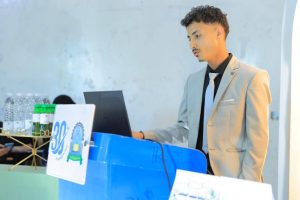 في أجواء علمية زاخرة بالأفكار الإبداعية، شهد قسم الهندسة المعمارية بجامعة العلوم والتكنولوجيا – إب صباح اليوم تدشين مناقشة مشاريع التخرج (1) لطلبة الدفعة التاسعة للعام الجامعي 1447هـ، والتي تمثل المرحلة الأولى من مشاريع التخرج النهائية في مسار الدراسات النظرية.

وقد افتتح الفعالية مدير فرع الجامعة الدكتور مكرم الجمالي بحضور رئيس قسم الهندسة المعمارية ورئيس لجنة المناقشة الدكتور علي درموش، وأعضاء لجنة المناقشة والتقييم المكونة من:

الأستاذ الدكتور مختار عبدالحفيظ العريقي – عضوًا ومشرفًا.
الأستاذ الدكتور أحمد عماد الأثوري – عضوًا مناقشًا.
م.م صادق عاطف – عضوًا مناقشًا.

وخلال الفعالية، قدّم الطلبة عروضًا علمية موجزة تضمنت أفكارًا معمارية مبتكرة تعالج قضايا مجتمعية وتنموية واقعية، وتهدف إلى تقديم حلول تصميمية تسهم في خدمة المجتمع والبيئة. وقد استمعت اللجنة إلى هذه العروض وناقشت الطلبة حول الجوانب البحثية والفنية، وقدمت ملاحظات علمية وتوصيات تطويرية من شأنها رفع جودة المشاريع وتحسين مخرجاتها النهائية.

وفي تصريح خاص، أوضح رئيس لجنة المناقشة الدكتور علي درموش أن هذه المرحلة من مناقشات مشاريع التخرج تأتي تمهيدًا للمناقشة النهائية التي ستُقام في نهاية الفصل الثاني من العام الدراسي 1447هـ الموافق 2025-2026م، مشيرًا إلى أن القسم يولي اهتمامًا كبيرًا بتطوير مهارات الطلبة البحثية والإبداعية لإعداد جيل معماري قادر على مواجهة تحديات الواقع العمراني.

كما أشادت اللجنة بالمستوى الأكاديمي للطلبة وجودة مشاريعهم، مؤكدة أن الجهود المشتركة بين الطلبة وأعضاء هيئة التدريس انعكست بشكل إيجابي على جودة الأفكار المقدمة، التي تميزت بالتنوع والعمق التصميمي والمعالجة الواقعية لمشكلات المجتمع.

الجدير بالذكر أن مناقشات مشاريع التخرج (1) ستستمر على مدى اليومين القادمين لبقية طلبة الدفعة التاسعة من قسم الهندسة المعمارية، ضمن جدول أكاديمي معد مسبقًا يهدف إلى تعزيز مهارات العرض والمناقشة لدى الطلبة، وتحسين مستوى المخرجات التعليمية.

وقد شهدت الفعالية حضورًا واسعًا من أعضاء هيئة التدريس والمهتمين بالشأن الأكاديمي، حيث حضر كل من:

الدكتور عمر شداد – عضو هيئة التدريس ومنسق الجودة بقسم الشريعة والقانون.
المهندس حمزة المجيدي – مدير العلاقات العامة والتسويق وعضو هيئة التدريس بقسم الهندسة المعمارية.
المهندس ردفان الصلاحي – عضو هيئة التدريس بالقسم.

كما حضر عدد من الأكاديميين والإداريين وأولياء أمور الطلبة الذين عبّروا عن فخرهم بمستوى أبنائهم وبالجهود الكبيرة التي تبذلها الجامعة لتخريج كفاءات مؤهلة تواكب متطلبات سوق العمل المعماري والهندسي.

وتؤكد جامعة العلوم والتكنولوجيا – إب من خلال هذه المناقشات على التزامها بتقديم تعليم جامعي متميز يجمع بين الجوانب النظرية والتطبيقية، ويعزز الإبداع المعماري والبحث العلمي في سبيل خدمة المجتمع وتنميته.