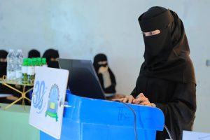 في أجواء علمية زاخرة بالأفكار الإبداعية، شهد قسم الهندسة المعمارية بجامعة العلوم والتكنولوجيا – إب صباح اليوم تدشين مناقشة مشاريع التخرج (1) لطلبة الدفعة التاسعة للعام الجامعي 1447هـ، والتي تمثل المرحلة الأولى من مشاريع التخرج النهائية في مسار الدراسات النظرية.

وقد افتتح الفعالية مدير فرع الجامعة الدكتور مكرم الجمالي بحضور رئيس قسم الهندسة المعمارية ورئيس لجنة المناقشة الدكتور علي درموش، وأعضاء لجنة المناقشة والتقييم المكونة من:

الأستاذ الدكتور مختار عبدالحفيظ العريقي – عضوًا ومشرفًا.
الأستاذ الدكتور أحمد عماد الأثوري – عضوًا مناقشًا.
م.م صادق عاطف – عضوًا مناقشًا.

وخلال الفعالية، قدّم الطلبة عروضًا علمية موجزة تضمنت أفكارًا معمارية مبتكرة تعالج قضايا مجتمعية وتنموية واقعية، وتهدف إلى تقديم حلول تصميمية تسهم في خدمة المجتمع والبيئة. وقد استمعت اللجنة إلى هذه العروض وناقشت الطلبة حول الجوانب البحثية والفنية، وقدمت ملاحظات علمية وتوصيات تطويرية من شأنها رفع جودة المشاريع وتحسين مخرجاتها النهائية.

وفي تصريح خاص، أوضح رئيس لجنة المناقشة الدكتور علي درموش أن هذه المرحلة من مناقشات مشاريع التخرج تأتي تمهيدًا للمناقشة النهائية التي ستُقام في نهاية الفصل الثاني من العام الدراسي 1447هـ الموافق 2025-2026م، مشيرًا إلى أن القسم يولي اهتمامًا كبيرًا بتطوير مهارات الطلبة البحثية والإبداعية لإعداد جيل معماري قادر على مواجهة تحديات الواقع العمراني.

كما أشادت اللجنة بالمستوى الأكاديمي للطلبة وجودة مشاريعهم، مؤكدة أن الجهود المشتركة بين الطلبة وأعضاء هيئة التدريس انعكست بشكل إيجابي على جودة الأفكار المقدمة، التي تميزت بالتنوع والعمق التصميمي والمعالجة الواقعية لمشكلات المجتمع.

الجدير بالذكر أن مناقشات مشاريع التخرج (1) ستستمر على مدى اليومين القادمين لبقية طلبة الدفعة التاسعة من قسم الهندسة المعمارية، ضمن جدول أكاديمي معد مسبقًا يهدف إلى تعزيز مهارات العرض والمناقشة لدى الطلبة، وتحسين مستوى المخرجات التعليمية.

وقد شهدت الفعالية حضورًا واسعًا من أعضاء هيئة التدريس والمهتمين بالشأن الأكاديمي، حيث حضر كل من:

الدكتور عمر شداد – عضو هيئة التدريس ومنسق الجودة بقسم الشريعة والقانون.
المهندس حمزة المجيدي – مدير العلاقات العامة والتسويق وعضو هيئة التدريس بقسم الهندسة المعمارية.
المهندس ردفان الصلاحي – عضو هيئة التدريس بالقسم.

كما حضر عدد من الأكاديميين والإداريين وأولياء أمور الطلبة الذين عبّروا عن فخرهم بمستوى أبنائهم وبالجهود الكبيرة التي تبذلها الجامعة لتخريج كفاءات مؤهلة تواكب متطلبات سوق العمل المعماري والهندسي.

وتؤكد جامعة العلوم والتكنولوجيا – إب من خلال هذه المناقشات على التزامها بتقديم تعليم جامعي متميز يجمع بين الجوانب النظرية والتطبيقية، ويعزز الإبداع المعماري والبحث العلمي في سبيل خدمة المجتمع وتنميته.