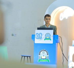 في أجواء علمية زاخرة بالأفكار الإبداعية، شهد قسم الهندسة المعمارية بجامعة العلوم والتكنولوجيا – إب صباح اليوم تدشين مناقشة مشاريع التخرج (1) لطلبة الدفعة التاسعة للعام الجامعي 1447هـ، والتي تمثل المرحلة الأولى من مشاريع التخرج النهائية في مسار الدراسات النظرية.

وقد افتتح الفعالية مدير فرع الجامعة الدكتور مكرم الجمالي بحضور رئيس قسم الهندسة المعمارية ورئيس لجنة المناقشة الدكتور علي درموش، وأعضاء لجنة المناقشة والتقييم المكونة من:

الأستاذ الدكتور مختار عبدالحفيظ العريقي – عضوًا ومشرفًا.
الأستاذ الدكتور أحمد عماد الأثوري – عضوًا مناقشًا.
م.م صادق عاطف – عضوًا مناقشًا.

وخلال الفعالية، قدّم الطلبة عروضًا علمية موجزة تضمنت أفكارًا معمارية مبتكرة تعالج قضايا مجتمعية وتنموية واقعية، وتهدف إلى تقديم حلول تصميمية تسهم في خدمة المجتمع والبيئة. وقد استمعت اللجنة إلى هذه العروض وناقشت الطلبة حول الجوانب البحثية والفنية، وقدمت ملاحظات علمية وتوصيات تطويرية من شأنها رفع جودة المشاريع وتحسين مخرجاتها النهائية.

وفي تصريح خاص، أوضح رئيس لجنة المناقشة الدكتور علي درموش أن هذه المرحلة من مناقشات مشاريع التخرج تأتي تمهيدًا للمناقشة النهائية التي ستُقام في نهاية الفصل الثاني من العام الدراسي 1447هـ الموافق 2025-2026م، مشيرًا إلى أن القسم يولي اهتمامًا كبيرًا بتطوير مهارات الطلبة البحثية والإبداعية لإعداد جيل معماري قادر على مواجهة تحديات الواقع العمراني.

كما أشادت اللجنة بالمستوى الأكاديمي للطلبة وجودة مشاريعهم، مؤكدة أن الجهود المشتركة بين الطلبة وأعضاء هيئة التدريس انعكست بشكل إيجابي على جودة الأفكار المقدمة، التي تميزت بالتنوع والعمق التصميمي والمعالجة الواقعية لمشكلات المجتمع.

الجدير بالذكر أن مناقشات مشاريع التخرج (1) ستستمر على مدى اليومين القادمين لبقية طلبة الدفعة التاسعة من قسم الهندسة المعمارية، ضمن جدول أكاديمي معد مسبقًا يهدف إلى تعزيز مهارات العرض والمناقشة لدى الطلبة، وتحسين مستوى المخرجات التعليمية.

وقد شهدت الفعالية حضورًا واسعًا من أعضاء هيئة التدريس والمهتمين بالشأن الأكاديمي، حيث حضر كل من:

الدكتور عمر شداد – عضو هيئة التدريس ومنسق الجودة بقسم الشريعة والقانون.
المهندس حمزة المجيدي – مدير العلاقات العامة والتسويق وعضو هيئة التدريس بقسم الهندسة المعمارية.
المهندس ردفان الصلاحي – عضو هيئة التدريس بالقسم.

كما حضر عدد من الأكاديميين والإداريين وأولياء أمور الطلبة الذين عبّروا عن فخرهم بمستوى أبنائهم وبالجهود الكبيرة التي تبذلها الجامعة لتخريج كفاءات مؤهلة تواكب متطلبات سوق العمل المعماري والهندسي.

وتؤكد جامعة العلوم والتكنولوجيا – إب من خلال هذه المناقشات على التزامها بتقديم تعليم جامعي متميز يجمع بين الجوانب النظرية والتطبيقية، ويعزز الإبداع المعماري والبحث العلمي في سبيل خدمة المجتمع وتنميته.