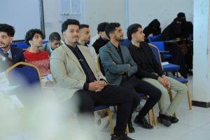 في أجواء علمية زاخرة بالأفكار الإبداعية، شهد قسم الهندسة المعمارية بجامعة العلوم والتكنولوجيا – إب صباح اليوم تدشين مناقشة مشاريع التخرج (1) لطلبة الدفعة التاسعة للعام الجامعي 1447هـ، والتي تمثل المرحلة الأولى من مشاريع التخرج النهائية في مسار الدراسات النظرية.

وقد افتتح الفعالية مدير فرع الجامعة الدكتور مكرم الجمالي بحضور رئيس قسم الهندسة المعمارية ورئيس لجنة المناقشة الدكتور علي درموش، وأعضاء لجنة المناقشة والتقييم المكونة من:

الأستاذ الدكتور مختار عبدالحفيظ العريقي – عضوًا ومشرفًا.
الأستاذ الدكتور أحمد عماد الأثوري – عضوًا مناقشًا.
م.م صادق عاطف – عضوًا مناقشًا.

وخلال الفعالية، قدّم الطلبة عروضًا علمية موجزة تضمنت أفكارًا معمارية مبتكرة تعالج قضايا مجتمعية وتنموية واقعية، وتهدف إلى تقديم حلول تصميمية تسهم في خدمة المجتمع والبيئة. وقد استمعت اللجنة إلى هذه العروض وناقشت الطلبة حول الجوانب البحثية والفنية، وقدمت ملاحظات علمية وتوصيات تطويرية من شأنها رفع جودة المشاريع وتحسين مخرجاتها النهائية.

وفي تصريح خاص، أوضح رئيس لجنة المناقشة الدكتور علي درموش أن هذه المرحلة من مناقشات مشاريع التخرج تأتي تمهيدًا للمناقشة النهائية التي ستُقام في نهاية الفصل الثاني من العام الدراسي 1447هـ الموافق 2025-2026م، مشيرًا إلى أن القسم يولي اهتمامًا كبيرًا بتطوير مهارات الطلبة البحثية والإبداعية لإعداد جيل معماري قادر على مواجهة تحديات الواقع العمراني.

كما أشادت اللجنة بالمستوى الأكاديمي للطلبة وجودة مشاريعهم، مؤكدة أن الجهود المشتركة بين الطلبة وأعضاء هيئة التدريس انعكست بشكل إيجابي على جودة الأفكار المقدمة، التي تميزت بالتنوع والعمق التصميمي والمعالجة الواقعية لمشكلات المجتمع.

الجدير بالذكر أن مناقشات مشاريع التخرج (1) ستستمر على مدى اليومين القادمين لبقية طلبة الدفعة التاسعة من قسم الهندسة المعمارية، ضمن جدول أكاديمي معد مسبقًا يهدف إلى تعزيز مهارات العرض والمناقشة لدى الطلبة، وتحسين مستوى المخرجات التعليمية.

وقد شهدت الفعالية حضورًا واسعًا من أعضاء هيئة التدريس والمهتمين بالشأن الأكاديمي، حيث حضر كل من:

الدكتور عمر شداد – عضو هيئة التدريس ومنسق الجودة بقسم الشريعة والقانون.
المهندس حمزة المجيدي – مدير العلاقات العامة والتسويق وعضو هيئة التدريس بقسم الهندسة المعمارية.
المهندس ردفان الصلاحي – عضو هيئة التدريس بالقسم.

كما حضر عدد من الأكاديميين والإداريين وأولياء أمور الطلبة الذين عبّروا عن فخرهم بمستوى أبنائهم وبالجهود الكبيرة التي تبذلها الجامعة لتخريج كفاءات مؤهلة تواكب متطلبات سوق العمل المعماري والهندسي.

وتؤكد جامعة العلوم والتكنولوجيا – إب من خلال هذه المناقشات على التزامها بتقديم تعليم جامعي متميز يجمع بين الجوانب النظرية والتطبيقية، ويعزز الإبداع المعماري والبحث العلمي في سبيل خدمة المجتمع وتنميته.