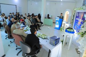 في أجواء علمية زاخرة بالأفكار الإبداعية، شهد قسم الهندسة المعمارية بجامعة العلوم والتكنولوجيا – إب صباح اليوم تدشين مناقشة مشاريع التخرج (1) لطلبة الدفعة التاسعة للعام الجامعي 1447هـ، والتي تمثل المرحلة الأولى من مشاريع التخرج النهائية في مسار الدراسات النظرية.

وقد افتتح الفعالية مدير فرع الجامعة الدكتور مكرم الجمالي بحضور رئيس قسم الهندسة المعمارية ورئيس لجنة المناقشة الدكتور علي درموش، وأعضاء لجنة المناقشة والتقييم المكونة من:

الأستاذ الدكتور مختار عبدالحفيظ العريقي – عضوًا ومشرفًا.
الأستاذ الدكتور أحمد عماد الأثوري – عضوًا مناقشًا.
م.م صادق عاطف – عضوًا مناقشًا.

وخلال الفعالية، قدّم الطلبة عروضًا علمية موجزة تضمنت أفكارًا معمارية مبتكرة تعالج قضايا مجتمعية وتنموية واقعية، وتهدف إلى تقديم حلول تصميمية تسهم في خدمة المجتمع والبيئة. وقد استمعت اللجنة إلى هذه العروض وناقشت الطلبة حول الجوانب البحثية والفنية، وقدمت ملاحظات علمية وتوصيات تطويرية من شأنها رفع جودة المشاريع وتحسين مخرجاتها النهائية.

وفي تصريح خاص، أوضح رئيس لجنة المناقشة الدكتور علي درموش أن هذه المرحلة من مناقشات مشاريع التخرج تأتي تمهيدًا للمناقشة النهائية التي ستُقام في نهاية الفصل الثاني من العام الدراسي 1447هـ الموافق 2025-2026م، مشيرًا إلى أن القسم يولي اهتمامًا كبيرًا بتطوير مهارات الطلبة البحثية والإبداعية لإعداد جيل معماري قادر على مواجهة تحديات الواقع العمراني.

كما أشادت اللجنة بالمستوى الأكاديمي للطلبة وجودة مشاريعهم، مؤكدة أن الجهود المشتركة بين الطلبة وأعضاء هيئة التدريس انعكست بشكل إيجابي على جودة الأفكار المقدمة، التي تميزت بالتنوع والعمق التصميمي والمعالجة الواقعية لمشكلات المجتمع.

الجدير بالذكر أن مناقشات مشاريع التخرج (1) ستستمر على مدى اليومين القادمين لبقية طلبة الدفعة التاسعة من قسم الهندسة المعمارية، ضمن جدول أكاديمي معد مسبقًا يهدف إلى تعزيز مهارات العرض والمناقشة لدى الطلبة، وتحسين مستوى المخرجات التعليمية.

وقد شهدت الفعالية حضورًا واسعًا من أعضاء هيئة التدريس والمهتمين بالشأن الأكاديمي، حيث حضر كل من:

الدكتور عمر شداد – عضو هيئة التدريس ومنسق الجودة بقسم الشريعة والقانون.
المهندس حمزة المجيدي – مدير العلاقات العامة والتسويق وعضو هيئة التدريس بقسم الهندسة المعمارية.
المهندس ردفان الصلاحي – عضو هيئة التدريس بالقسم.

كما حضر عدد من الأكاديميين والإداريين وأولياء أمور الطلبة الذين عبّروا عن فخرهم بمستوى أبنائهم وبالجهود الكبيرة التي تبذلها الجامعة لتخريج كفاءات مؤهلة تواكب متطلبات سوق العمل المعماري والهندسي.

وتؤكد جامعة العلوم والتكنولوجيا – إب من خلال هذه المناقشات على التزامها بتقديم تعليم جامعي متميز يجمع بين الجوانب النظرية والتطبيقية، ويعزز الإبداع المعماري والبحث العلمي في سبيل خدمة المجتمع وتنميته.