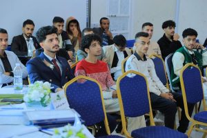 في أجواء علمية زاخرة بالأفكار الإبداعية، شهد قسم الهندسة المعمارية بجامعة العلوم والتكنولوجيا – إب صباح اليوم تدشين مناقشة مشاريع التخرج (1) لطلبة الدفعة التاسعة للعام الجامعي 1447هـ، والتي تمثل المرحلة الأولى من مشاريع التخرج النهائية في مسار الدراسات النظرية.

وقد افتتح الفعالية مدير فرع الجامعة الدكتور مكرم الجمالي بحضور رئيس قسم الهندسة المعمارية ورئيس لجنة المناقشة الدكتور علي درموش، وأعضاء لجنة المناقشة والتقييم المكونة من:

الأستاذ الدكتور مختار عبدالحفيظ العريقي – عضوًا ومشرفًا.
الأستاذ الدكتور أحمد عماد الأثوري – عضوًا مناقشًا.
م.م صادق عاطف – عضوًا مناقشًا.

وخلال الفعالية، قدّم الطلبة عروضًا علمية موجزة تضمنت أفكارًا معمارية مبتكرة تعالج قضايا مجتمعية وتنموية واقعية، وتهدف إلى تقديم حلول تصميمية تسهم في خدمة المجتمع والبيئة. وقد استمعت اللجنة إلى هذه العروض وناقشت الطلبة حول الجوانب البحثية والفنية، وقدمت ملاحظات علمية وتوصيات تطويرية من شأنها رفع جودة المشاريع وتحسين مخرجاتها النهائية.

وفي تصريح خاص، أوضح رئيس لجنة المناقشة الدكتور علي درموش أن هذه المرحلة من مناقشات مشاريع التخرج تأتي تمهيدًا للمناقشة النهائية التي ستُقام في نهاية الفصل الثاني من العام الدراسي 1447هـ الموافق 2025-2026م، مشيرًا إلى أن القسم يولي اهتمامًا كبيرًا بتطوير مهارات الطلبة البحثية والإبداعية لإعداد جيل معماري قادر على مواجهة تحديات الواقع العمراني.

كما أشادت اللجنة بالمستوى الأكاديمي للطلبة وجودة مشاريعهم، مؤكدة أن الجهود المشتركة بين الطلبة وأعضاء هيئة التدريس انعكست بشكل إيجابي على جودة الأفكار المقدمة، التي تميزت بالتنوع والعمق التصميمي والمعالجة الواقعية لمشكلات المجتمع.

الجدير بالذكر أن مناقشات مشاريع التخرج (1) ستستمر على مدى اليومين القادمين لبقية طلبة الدفعة التاسعة من قسم الهندسة المعمارية، ضمن جدول أكاديمي معد مسبقًا يهدف إلى تعزيز مهارات العرض والمناقشة لدى الطلبة، وتحسين مستوى المخرجات التعليمية.

وقد شهدت الفعالية حضورًا واسعًا من أعضاء هيئة التدريس والمهتمين بالشأن الأكاديمي، حيث حضر كل من:

الدكتور عمر شداد – عضو هيئة التدريس ومنسق الجودة بقسم الشريعة والقانون.
المهندس حمزة المجيدي – مدير العلاقات العامة والتسويق وعضو هيئة التدريس بقسم الهندسة المعمارية.
المهندس ردفان الصلاحي – عضو هيئة التدريس بالقسم.

كما حضر عدد من الأكاديميين والإداريين وأولياء أمور الطلبة الذين عبّروا عن فخرهم بمستوى أبنائهم وبالجهود الكبيرة التي تبذلها الجامعة لتخريج كفاءات مؤهلة تواكب متطلبات سوق العمل المعماري والهندسي.

وتؤكد جامعة العلوم والتكنولوجيا – إب من خلال هذه المناقشات على التزامها بتقديم تعليم جامعي متميز يجمع بين الجوانب النظرية والتطبيقية، ويعزز الإبداع المعماري والبحث العلمي في سبيل خدمة المجتمع وتنميته.