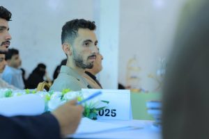 في أجواء علمية زاخرة بالأفكار الإبداعية، شهد قسم الهندسة المعمارية بجامعة العلوم والتكنولوجيا – إب صباح اليوم تدشين مناقشة مشاريع التخرج (1) لطلبة الدفعة التاسعة للعام الجامعي 1447هـ، والتي تمثل المرحلة الأولى من مشاريع التخرج النهائية في مسار الدراسات النظرية.

وقد افتتح الفعالية مدير فرع الجامعة الدكتور مكرم الجمالي بحضور رئيس قسم الهندسة المعمارية ورئيس لجنة المناقشة الدكتور علي درموش، وأعضاء لجنة المناقشة والتقييم المكونة من:

الأستاذ الدكتور مختار عبدالحفيظ العريقي – عضوًا ومشرفًا.
الأستاذ الدكتور أحمد عماد الأثوري – عضوًا مناقشًا.
م.م صادق عاطف – عضوًا مناقشًا.

وخلال الفعالية، قدّم الطلبة عروضًا علمية موجزة تضمنت أفكارًا معمارية مبتكرة تعالج قضايا مجتمعية وتنموية واقعية، وتهدف إلى تقديم حلول تصميمية تسهم في خدمة المجتمع والبيئة. وقد استمعت اللجنة إلى هذه العروض وناقشت الطلبة حول الجوانب البحثية والفنية، وقدمت ملاحظات علمية وتوصيات تطويرية من شأنها رفع جودة المشاريع وتحسين مخرجاتها النهائية.

وفي تصريح خاص، أوضح رئيس لجنة المناقشة الدكتور علي درموش أن هذه المرحلة من مناقشات مشاريع التخرج تأتي تمهيدًا للمناقشة النهائية التي ستُقام في نهاية الفصل الثاني من العام الدراسي 1447هـ الموافق 2025-2026م، مشيرًا إلى أن القسم يولي اهتمامًا كبيرًا بتطوير مهارات الطلبة البحثية والإبداعية لإعداد جيل معماري قادر على مواجهة تحديات الواقع العمراني.

كما أشادت اللجنة بالمستوى الأكاديمي للطلبة وجودة مشاريعهم، مؤكدة أن الجهود المشتركة بين الطلبة وأعضاء هيئة التدريس انعكست بشكل إيجابي على جودة الأفكار المقدمة، التي تميزت بالتنوع والعمق التصميمي والمعالجة الواقعية لمشكلات المجتمع.

الجدير بالذكر أن مناقشات مشاريع التخرج (1) ستستمر على مدى اليومين القادمين لبقية طلبة الدفعة التاسعة من قسم الهندسة المعمارية، ضمن جدول أكاديمي معد مسبقًا يهدف إلى تعزيز مهارات العرض والمناقشة لدى الطلبة، وتحسين مستوى المخرجات التعليمية.

وقد شهدت الفعالية حضورًا واسعًا من أعضاء هيئة التدريس والمهتمين بالشأن الأكاديمي، حيث حضر كل من:

الدكتور عمر شداد – عضو هيئة التدريس ومنسق الجودة بقسم الشريعة والقانون.
المهندس حمزة المجيدي – مدير العلاقات العامة والتسويق وعضو هيئة التدريس بقسم الهندسة المعمارية.
المهندس ردفان الصلاحي – عضو هيئة التدريس بالقسم.

كما حضر عدد من الأكاديميين والإداريين وأولياء أمور الطلبة الذين عبّروا عن فخرهم بمستوى أبنائهم وبالجهود الكبيرة التي تبذلها الجامعة لتخريج كفاءات مؤهلة تواكب متطلبات سوق العمل المعماري والهندسي.

وتؤكد جامعة العلوم والتكنولوجيا – إب من خلال هذه المناقشات على التزامها بتقديم تعليم جامعي متميز يجمع بين الجوانب النظرية والتطبيقية، ويعزز الإبداع المعماري والبحث العلمي في سبيل خدمة المجتمع وتنميته.