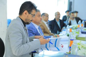 في أجواء علمية زاخرة بالأفكار الإبداعية، شهد قسم الهندسة المعمارية بجامعة العلوم والتكنولوجيا – إب صباح اليوم تدشين مناقشة مشاريع التخرج (1) لطلبة الدفعة التاسعة للعام الجامعي 1447هـ، والتي تمثل المرحلة الأولى من مشاريع التخرج النهائية في مسار الدراسات النظرية.

وقد افتتح الفعالية مدير فرع الجامعة الدكتور مكرم الجمالي بحضور رئيس قسم الهندسة المعمارية ورئيس لجنة المناقشة الدكتور علي درموش، وأعضاء لجنة المناقشة والتقييم المكونة من:

الأستاذ الدكتور مختار عبدالحفيظ العريقي – عضوًا ومشرفًا.
الأستاذ الدكتور أحمد عماد الأثوري – عضوًا مناقشًا.
م.م صادق عاطف – عضوًا مناقشًا.

وخلال الفعالية، قدّم الطلبة عروضًا علمية موجزة تضمنت أفكارًا معمارية مبتكرة تعالج قضايا مجتمعية وتنموية واقعية، وتهدف إلى تقديم حلول تصميمية تسهم في خدمة المجتمع والبيئة. وقد استمعت اللجنة إلى هذه العروض وناقشت الطلبة حول الجوانب البحثية والفنية، وقدمت ملاحظات علمية وتوصيات تطويرية من شأنها رفع جودة المشاريع وتحسين مخرجاتها النهائية.

وفي تصريح خاص، أوضح رئيس لجنة المناقشة الدكتور علي درموش أن هذه المرحلة من مناقشات مشاريع التخرج تأتي تمهيدًا للمناقشة النهائية التي ستُقام في نهاية الفصل الثاني من العام الدراسي 1447هـ الموافق 2025-2026م، مشيرًا إلى أن القسم يولي اهتمامًا كبيرًا بتطوير مهارات الطلبة البحثية والإبداعية لإعداد جيل معماري قادر على مواجهة تحديات الواقع العمراني.

كما أشادت اللجنة بالمستوى الأكاديمي للطلبة وجودة مشاريعهم، مؤكدة أن الجهود المشتركة بين الطلبة وأعضاء هيئة التدريس انعكست بشكل إيجابي على جودة الأفكار المقدمة، التي تميزت بالتنوع والعمق التصميمي والمعالجة الواقعية لمشكلات المجتمع.

الجدير بالذكر أن مناقشات مشاريع التخرج (1) ستستمر على مدى اليومين القادمين لبقية طلبة الدفعة التاسعة من قسم الهندسة المعمارية، ضمن جدول أكاديمي معد مسبقًا يهدف إلى تعزيز مهارات العرض والمناقشة لدى الطلبة، وتحسين مستوى المخرجات التعليمية.

وقد شهدت الفعالية حضورًا واسعًا من أعضاء هيئة التدريس والمهتمين بالشأن الأكاديمي، حيث حضر كل من:

الدكتور عمر شداد – عضو هيئة التدريس ومنسق الجودة بقسم الشريعة والقانون.
المهندس حمزة المجيدي – مدير العلاقات العامة والتسويق وعضو هيئة التدريس بقسم الهندسة المعمارية.
المهندس ردفان الصلاحي – عضو هيئة التدريس بالقسم.

كما حضر عدد من الأكاديميين والإداريين وأولياء أمور الطلبة الذين عبّروا عن فخرهم بمستوى أبنائهم وبالجهود الكبيرة التي تبذلها الجامعة لتخريج كفاءات مؤهلة تواكب متطلبات سوق العمل المعماري والهندسي.

وتؤكد جامعة العلوم والتكنولوجيا – إب من خلال هذه المناقشات على التزامها بتقديم تعليم جامعي متميز يجمع بين الجوانب النظرية والتطبيقية، ويعزز الإبداع المعماري والبحث العلمي في سبيل خدمة المجتمع وتنميته.