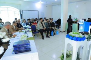 في أجواء علمية زاخرة بالأفكار الإبداعية، شهد قسم الهندسة المعمارية بجامعة العلوم والتكنولوجيا – إب صباح اليوم تدشين مناقشة مشاريع التخرج (1) لطلبة الدفعة التاسعة للعام الجامعي 1447هـ، والتي تمثل المرحلة الأولى من مشاريع التخرج النهائية في مسار الدراسات النظرية.

وقد افتتح الفعالية مدير فرع الجامعة الدكتور مكرم الجمالي بحضور رئيس قسم الهندسة المعمارية ورئيس لجنة المناقشة الدكتور علي درموش، وأعضاء لجنة المناقشة والتقييم المكونة من:

الأستاذ الدكتور مختار عبدالحفيظ العريقي – عضوًا ومشرفًا.
الأستاذ الدكتور أحمد عماد الأثوري – عضوًا مناقشًا.
م.م صادق عاطف – عضوًا مناقشًا.

وخلال الفعالية، قدّم الطلبة عروضًا علمية موجزة تضمنت أفكارًا معمارية مبتكرة تعالج قضايا مجتمعية وتنموية واقعية، وتهدف إلى تقديم حلول تصميمية تسهم في خدمة المجتمع والبيئة. وقد استمعت اللجنة إلى هذه العروض وناقشت الطلبة حول الجوانب البحثية والفنية، وقدمت ملاحظات علمية وتوصيات تطويرية من شأنها رفع جودة المشاريع وتحسين مخرجاتها النهائية.

وفي تصريح خاص، أوضح رئيس لجنة المناقشة الدكتور علي درموش أن هذه المرحلة من مناقشات مشاريع التخرج تأتي تمهيدًا للمناقشة النهائية التي ستُقام في نهاية الفصل الثاني من العام الدراسي 1447هـ الموافق 2025-2026م، مشيرًا إلى أن القسم يولي اهتمامًا كبيرًا بتطوير مهارات الطلبة البحثية والإبداعية لإعداد جيل معماري قادر على مواجهة تحديات الواقع العمراني.

كما أشادت اللجنة بالمستوى الأكاديمي للطلبة وجودة مشاريعهم، مؤكدة أن الجهود المشتركة بين الطلبة وأعضاء هيئة التدريس انعكست بشكل إيجابي على جودة الأفكار المقدمة، التي تميزت بالتنوع والعمق التصميمي والمعالجة الواقعية لمشكلات المجتمع.

الجدير بالذكر أن مناقشات مشاريع التخرج (1) ستستمر على مدى اليومين القادمين لبقية طلبة الدفعة التاسعة من قسم الهندسة المعمارية، ضمن جدول أكاديمي معد مسبقًا يهدف إلى تعزيز مهارات العرض والمناقشة لدى الطلبة، وتحسين مستوى المخرجات التعليمية.

وقد شهدت الفعالية حضورًا واسعًا من أعضاء هيئة التدريس والمهتمين بالشأن الأكاديمي، حيث حضر كل من:

الدكتور عمر شداد – عضو هيئة التدريس ومنسق الجودة بقسم الشريعة والقانون.
المهندس حمزة المجيدي – مدير العلاقات العامة والتسويق وعضو هيئة التدريس بقسم الهندسة المعمارية.
المهندس ردفان الصلاحي – عضو هيئة التدريس بالقسم.

كما حضر عدد من الأكاديميين والإداريين وأولياء أمور الطلبة الذين عبّروا عن فخرهم بمستوى أبنائهم وبالجهود الكبيرة التي تبذلها الجامعة لتخريج كفاءات مؤهلة تواكب متطلبات سوق العمل المعماري والهندسي.

وتؤكد جامعة العلوم والتكنولوجيا – إب من خلال هذه المناقشات على التزامها بتقديم تعليم جامعي متميز يجمع بين الجوانب النظرية والتطبيقية، ويعزز الإبداع المعماري والبحث العلمي في سبيل خدمة المجتمع وتنميته.