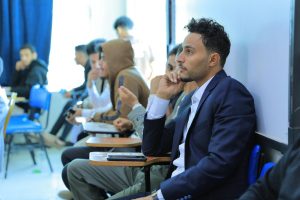 في أجواء علمية زاخرة بالأفكار الإبداعية، شهد قسم الهندسة المعمارية بجامعة العلوم والتكنولوجيا – إب صباح اليوم تدشين مناقشة مشاريع التخرج (1) لطلبة الدفعة التاسعة للعام الجامعي 1447هـ، والتي تمثل المرحلة الأولى من مشاريع التخرج النهائية في مسار الدراسات النظرية.

وقد افتتح الفعالية مدير فرع الجامعة الدكتور مكرم الجمالي بحضور رئيس قسم الهندسة المعمارية ورئيس لجنة المناقشة الدكتور علي درموش، وأعضاء لجنة المناقشة والتقييم المكونة من:

الأستاذ الدكتور مختار عبدالحفيظ العريقي – عضوًا ومشرفًا.
الأستاذ الدكتور أحمد عماد الأثوري – عضوًا مناقشًا.
م.م صادق عاطف – عضوًا مناقشًا.

وخلال الفعالية، قدّم الطلبة عروضًا علمية موجزة تضمنت أفكارًا معمارية مبتكرة تعالج قضايا مجتمعية وتنموية واقعية، وتهدف إلى تقديم حلول تصميمية تسهم في خدمة المجتمع والبيئة. وقد استمعت اللجنة إلى هذه العروض وناقشت الطلبة حول الجوانب البحثية والفنية، وقدمت ملاحظات علمية وتوصيات تطويرية من شأنها رفع جودة المشاريع وتحسين مخرجاتها النهائية.

وفي تصريح خاص، أوضح رئيس لجنة المناقشة الدكتور علي درموش أن هذه المرحلة من مناقشات مشاريع التخرج تأتي تمهيدًا للمناقشة النهائية التي ستُقام في نهاية الفصل الثاني من العام الدراسي 1447هـ الموافق 2025-2026م، مشيرًا إلى أن القسم يولي اهتمامًا كبيرًا بتطوير مهارات الطلبة البحثية والإبداعية لإعداد جيل معماري قادر على مواجهة تحديات الواقع العمراني.

كما أشادت اللجنة بالمستوى الأكاديمي للطلبة وجودة مشاريعهم، مؤكدة أن الجهود المشتركة بين الطلبة وأعضاء هيئة التدريس انعكست بشكل إيجابي على جودة الأفكار المقدمة، التي تميزت بالتنوع والعمق التصميمي والمعالجة الواقعية لمشكلات المجتمع.

الجدير بالذكر أن مناقشات مشاريع التخرج (1) ستستمر على مدى اليومين القادمين لبقية طلبة الدفعة التاسعة من قسم الهندسة المعمارية، ضمن جدول أكاديمي معد مسبقًا يهدف إلى تعزيز مهارات العرض والمناقشة لدى الطلبة، وتحسين مستوى المخرجات التعليمية.

وقد شهدت الفعالية حضورًا واسعًا من أعضاء هيئة التدريس والمهتمين بالشأن الأكاديمي، حيث حضر كل من:

الدكتور عمر شداد – عضو هيئة التدريس ومنسق الجودة بقسم الشريعة والقانون.
المهندس حمزة المجيدي – مدير العلاقات العامة والتسويق وعضو هيئة التدريس بقسم الهندسة المعمارية.
المهندس ردفان الصلاحي – عضو هيئة التدريس بالقسم.

كما حضر عدد من الأكاديميين والإداريين وأولياء أمور الطلبة الذين عبّروا عن فخرهم بمستوى أبنائهم وبالجهود الكبيرة التي تبذلها الجامعة لتخريج كفاءات مؤهلة تواكب متطلبات سوق العمل المعماري والهندسي.

وتؤكد جامعة العلوم والتكنولوجيا – إب من خلال هذه المناقشات على التزامها بتقديم تعليم جامعي متميز يجمع بين الجوانب النظرية والتطبيقية، ويعزز الإبداع المعماري والبحث العلمي في سبيل خدمة المجتمع وتنميته.