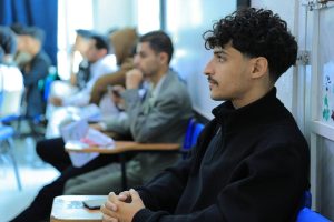 في أجواء علمية زاخرة بالأفكار الإبداعية، شهد قسم الهندسة المعمارية بجامعة العلوم والتكنولوجيا – إب صباح اليوم تدشين مناقشة مشاريع التخرج (1) لطلبة الدفعة التاسعة للعام الجامعي 1447هـ، والتي تمثل المرحلة الأولى من مشاريع التخرج النهائية في مسار الدراسات النظرية.

وقد افتتح الفعالية مدير فرع الجامعة الدكتور مكرم الجمالي بحضور رئيس قسم الهندسة المعمارية ورئيس لجنة المناقشة الدكتور علي درموش، وأعضاء لجنة المناقشة والتقييم المكونة من:

الأستاذ الدكتور مختار عبدالحفيظ العريقي – عضوًا ومشرفًا.
الأستاذ الدكتور أحمد عماد الأثوري – عضوًا مناقشًا.
م.م صادق عاطف – عضوًا مناقشًا.

وخلال الفعالية، قدّم الطلبة عروضًا علمية موجزة تضمنت أفكارًا معمارية مبتكرة تعالج قضايا مجتمعية وتنموية واقعية، وتهدف إلى تقديم حلول تصميمية تسهم في خدمة المجتمع والبيئة. وقد استمعت اللجنة إلى هذه العروض وناقشت الطلبة حول الجوانب البحثية والفنية، وقدمت ملاحظات علمية وتوصيات تطويرية من شأنها رفع جودة المشاريع وتحسين مخرجاتها النهائية.

وفي تصريح خاص، أوضح رئيس لجنة المناقشة الدكتور علي درموش أن هذه المرحلة من مناقشات مشاريع التخرج تأتي تمهيدًا للمناقشة النهائية التي ستُقام في نهاية الفصل الثاني من العام الدراسي 1447هـ الموافق 2025-2026م، مشيرًا إلى أن القسم يولي اهتمامًا كبيرًا بتطوير مهارات الطلبة البحثية والإبداعية لإعداد جيل معماري قادر على مواجهة تحديات الواقع العمراني.

كما أشادت اللجنة بالمستوى الأكاديمي للطلبة وجودة مشاريعهم، مؤكدة أن الجهود المشتركة بين الطلبة وأعضاء هيئة التدريس انعكست بشكل إيجابي على جودة الأفكار المقدمة، التي تميزت بالتنوع والعمق التصميمي والمعالجة الواقعية لمشكلات المجتمع.

الجدير بالذكر أن مناقشات مشاريع التخرج (1) ستستمر على مدى اليومين القادمين لبقية طلبة الدفعة التاسعة من قسم الهندسة المعمارية، ضمن جدول أكاديمي معد مسبقًا يهدف إلى تعزيز مهارات العرض والمناقشة لدى الطلبة، وتحسين مستوى المخرجات التعليمية.

وقد شهدت الفعالية حضورًا واسعًا من أعضاء هيئة التدريس والمهتمين بالشأن الأكاديمي، حيث حضر كل من:

الدكتور عمر شداد – عضو هيئة التدريس ومنسق الجودة بقسم الشريعة والقانون.
المهندس حمزة المجيدي – مدير العلاقات العامة والتسويق وعضو هيئة التدريس بقسم الهندسة المعمارية.
المهندس ردفان الصلاحي – عضو هيئة التدريس بالقسم.

كما حضر عدد من الأكاديميين والإداريين وأولياء أمور الطلبة الذين عبّروا عن فخرهم بمستوى أبنائهم وبالجهود الكبيرة التي تبذلها الجامعة لتخريج كفاءات مؤهلة تواكب متطلبات سوق العمل المعماري والهندسي.

وتؤكد جامعة العلوم والتكنولوجيا – إب من خلال هذه المناقشات على التزامها بتقديم تعليم جامعي متميز يجمع بين الجوانب النظرية والتطبيقية، ويعزز الإبداع المعماري والبحث العلمي في سبيل خدمة المجتمع وتنميته.