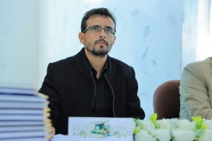 في أجواء علمية زاخرة بالأفكار الإبداعية، شهد قسم الهندسة المعمارية بجامعة العلوم والتكنولوجيا – إب صباح اليوم تدشين مناقشة مشاريع التخرج (1) لطلبة الدفعة التاسعة للعام الجامعي 1447هـ، والتي تمثل المرحلة الأولى من مشاريع التخرج النهائية في مسار الدراسات النظرية.

وقد افتتح الفعالية مدير فرع الجامعة الدكتور مكرم الجمالي بحضور رئيس قسم الهندسة المعمارية ورئيس لجنة المناقشة الدكتور علي درموش، وأعضاء لجنة المناقشة والتقييم المكونة من:

الأستاذ الدكتور مختار عبدالحفيظ العريقي – عضوًا ومشرفًا.
الأستاذ الدكتور أحمد عماد الأثوري – عضوًا مناقشًا.
م.م صادق عاطف – عضوًا مناقشًا.

وخلال الفعالية، قدّم الطلبة عروضًا علمية موجزة تضمنت أفكارًا معمارية مبتكرة تعالج قضايا مجتمعية وتنموية واقعية، وتهدف إلى تقديم حلول تصميمية تسهم في خدمة المجتمع والبيئة. وقد استمعت اللجنة إلى هذه العروض وناقشت الطلبة حول الجوانب البحثية والفنية، وقدمت ملاحظات علمية وتوصيات تطويرية من شأنها رفع جودة المشاريع وتحسين مخرجاتها النهائية.

وفي تصريح خاص، أوضح رئيس لجنة المناقشة الدكتور علي درموش أن هذه المرحلة من مناقشات مشاريع التخرج تأتي تمهيدًا للمناقشة النهائية التي ستُقام في نهاية الفصل الثاني من العام الدراسي 1447هـ الموافق 2025-2026م، مشيرًا إلى أن القسم يولي اهتمامًا كبيرًا بتطوير مهارات الطلبة البحثية والإبداعية لإعداد جيل معماري قادر على مواجهة تحديات الواقع العمراني.

كما أشادت اللجنة بالمستوى الأكاديمي للطلبة وجودة مشاريعهم، مؤكدة أن الجهود المشتركة بين الطلبة وأعضاء هيئة التدريس انعكست بشكل إيجابي على جودة الأفكار المقدمة، التي تميزت بالتنوع والعمق التصميمي والمعالجة الواقعية لمشكلات المجتمع.

الجدير بالذكر أن مناقشات مشاريع التخرج (1) ستستمر على مدى اليومين القادمين لبقية طلبة الدفعة التاسعة من قسم الهندسة المعمارية، ضمن جدول أكاديمي معد مسبقًا يهدف إلى تعزيز مهارات العرض والمناقشة لدى الطلبة، وتحسين مستوى المخرجات التعليمية.

وقد شهدت الفعالية حضورًا واسعًا من أعضاء هيئة التدريس والمهتمين بالشأن الأكاديمي، حيث حضر كل من:

الدكتور عمر شداد – عضو هيئة التدريس ومنسق الجودة بقسم الشريعة والقانون.
المهندس حمزة المجيدي – مدير العلاقات العامة والتسويق وعضو هيئة التدريس بقسم الهندسة المعمارية.
المهندس ردفان الصلاحي – عضو هيئة التدريس بالقسم.

كما حضر عدد من الأكاديميين والإداريين وأولياء أمور الطلبة الذين عبّروا عن فخرهم بمستوى أبنائهم وبالجهود الكبيرة التي تبذلها الجامعة لتخريج كفاءات مؤهلة تواكب متطلبات سوق العمل المعماري والهندسي.

وتؤكد جامعة العلوم والتكنولوجيا – إب من خلال هذه المناقشات على التزامها بتقديم تعليم جامعي متميز يجمع بين الجوانب النظرية والتطبيقية، ويعزز الإبداع المعماري والبحث العلمي في سبيل خدمة المجتمع وتنميته.