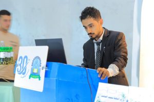 في أجواء علمية زاخرة بالأفكار الإبداعية، شهد قسم الهندسة المعمارية بجامعة العلوم والتكنولوجيا – إب صباح اليوم تدشين مناقشة مشاريع التخرج (1) لطلبة الدفعة التاسعة للعام الجامعي 1447هـ، والتي تمثل المرحلة الأولى من مشاريع التخرج النهائية في مسار الدراسات النظرية.

وقد افتتح الفعالية مدير فرع الجامعة الدكتور مكرم الجمالي بحضور رئيس قسم الهندسة المعمارية ورئيس لجنة المناقشة الدكتور علي درموش، وأعضاء لجنة المناقشة والتقييم المكونة من:

الأستاذ الدكتور مختار عبدالحفيظ العريقي – عضوًا ومشرفًا.
الأستاذ الدكتور أحمد عماد الأثوري – عضوًا مناقشًا.
م.م صادق عاطف – عضوًا مناقشًا.

وخلال الفعالية، قدّم الطلبة عروضًا علمية موجزة تضمنت أفكارًا معمارية مبتكرة تعالج قضايا مجتمعية وتنموية واقعية، وتهدف إلى تقديم حلول تصميمية تسهم في خدمة المجتمع والبيئة. وقد استمعت اللجنة إلى هذه العروض وناقشت الطلبة حول الجوانب البحثية والفنية، وقدمت ملاحظات علمية وتوصيات تطويرية من شأنها رفع جودة المشاريع وتحسين مخرجاتها النهائية.

وفي تصريح خاص، أوضح رئيس لجنة المناقشة الدكتور علي درموش أن هذه المرحلة من مناقشات مشاريع التخرج تأتي تمهيدًا للمناقشة النهائية التي ستُقام في نهاية الفصل الثاني من العام الدراسي 1447هـ الموافق 2025-2026م، مشيرًا إلى أن القسم يولي اهتمامًا كبيرًا بتطوير مهارات الطلبة البحثية والإبداعية لإعداد جيل معماري قادر على مواجهة تحديات الواقع العمراني.

كما أشادت اللجنة بالمستوى الأكاديمي للطلبة وجودة مشاريعهم، مؤكدة أن الجهود المشتركة بين الطلبة وأعضاء هيئة التدريس انعكست بشكل إيجابي على جودة الأفكار المقدمة، التي تميزت بالتنوع والعمق التصميمي والمعالجة الواقعية لمشكلات المجتمع.

الجدير بالذكر أن مناقشات مشاريع التخرج (1) ستستمر على مدى اليومين القادمين لبقية طلبة الدفعة التاسعة من قسم الهندسة المعمارية، ضمن جدول أكاديمي معد مسبقًا يهدف إلى تعزيز مهارات العرض والمناقشة لدى الطلبة، وتحسين مستوى المخرجات التعليمية.

وقد شهدت الفعالية حضورًا واسعًا من أعضاء هيئة التدريس والمهتمين بالشأن الأكاديمي، حيث حضر كل من:

الدكتور عمر شداد – عضو هيئة التدريس ومنسق الجودة بقسم الشريعة والقانون.
المهندس حمزة المجيدي – مدير العلاقات العامة والتسويق وعضو هيئة التدريس بقسم الهندسة المعمارية.
المهندس ردفان الصلاحي – عضو هيئة التدريس بالقسم.

كما حضر عدد من الأكاديميين والإداريين وأولياء أمور الطلبة الذين عبّروا عن فخرهم بمستوى أبنائهم وبالجهود الكبيرة التي تبذلها الجامعة لتخريج كفاءات مؤهلة تواكب متطلبات سوق العمل المعماري والهندسي.

وتؤكد جامعة العلوم والتكنولوجيا – إب من خلال هذه المناقشات على التزامها بتقديم تعليم جامعي متميز يجمع بين الجوانب النظرية والتطبيقية، ويعزز الإبداع المعماري والبحث العلمي في سبيل خدمة المجتمع وتنميته.