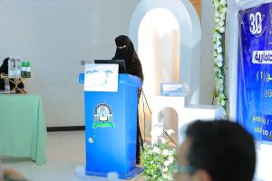 في أجواء علمية زاخرة بالأفكار الإبداعية، شهد قسم الهندسة المعمارية بجامعة العلوم والتكنولوجيا – إب صباح اليوم تدشين مناقشة مشاريع التخرج (1) لطلبة الدفعة التاسعة للعام الجامعي 1447هـ، والتي تمثل المرحلة الأولى من مشاريع التخرج النهائية في مسار الدراسات النظرية.

وقد افتتح الفعالية مدير فرع الجامعة الدكتور مكرم الجمالي بحضور رئيس قسم الهندسة المعمارية ورئيس لجنة المناقشة الدكتور علي درموش، وأعضاء لجنة المناقشة والتقييم المكونة من:

الأستاذ الدكتور مختار عبدالحفيظ العريقي – عضوًا ومشرفًا.
الأستاذ الدكتور أحمد عماد الأثوري – عضوًا مناقشًا.
م.م صادق عاطف – عضوًا مناقشًا.

وخلال الفعالية، قدّم الطلبة عروضًا علمية موجزة تضمنت أفكارًا معمارية مبتكرة تعالج قضايا مجتمعية وتنموية واقعية، وتهدف إلى تقديم حلول تصميمية تسهم في خدمة المجتمع والبيئة. وقد استمعت اللجنة إلى هذه العروض وناقشت الطلبة حول الجوانب البحثية والفنية، وقدمت ملاحظات علمية وتوصيات تطويرية من شأنها رفع جودة المشاريع وتحسين مخرجاتها النهائية.

وفي تصريح خاص، أوضح رئيس لجنة المناقشة الدكتور علي درموش أن هذه المرحلة من مناقشات مشاريع التخرج تأتي تمهيدًا للمناقشة النهائية التي ستُقام في نهاية الفصل الثاني من العام الدراسي 1447هـ الموافق 2025-2026م، مشيرًا إلى أن القسم يولي اهتمامًا كبيرًا بتطوير مهارات الطلبة البحثية والإبداعية لإعداد جيل معماري قادر على مواجهة تحديات الواقع العمراني.

كما أشادت اللجنة بالمستوى الأكاديمي للطلبة وجودة مشاريعهم، مؤكدة أن الجهود المشتركة بين الطلبة وأعضاء هيئة التدريس انعكست بشكل إيجابي على جودة الأفكار المقدمة، التي تميزت بالتنوع والعمق التصميمي والمعالجة الواقعية لمشكلات المجتمع.

الجدير بالذكر أن مناقشات مشاريع التخرج (1) ستستمر على مدى اليومين القادمين لبقية طلبة الدفعة التاسعة من قسم الهندسة المعمارية، ضمن جدول أكاديمي معد مسبقًا يهدف إلى تعزيز مهارات العرض والمناقشة لدى الطلبة، وتحسين مستوى المخرجات التعليمية.

وقد شهدت الفعالية حضورًا واسعًا من أعضاء هيئة التدريس والمهتمين بالشأن الأكاديمي، حيث حضر كل من:

الدكتور عمر شداد – عضو هيئة التدريس ومنسق الجودة بقسم الشريعة والقانون.
المهندس حمزة المجيدي – مدير العلاقات العامة والتسويق وعضو هيئة التدريس بقسم الهندسة المعمارية.
المهندس ردفان الصلاحي – عضو هيئة التدريس بالقسم.

كما حضر عدد من الأكاديميين والإداريين وأولياء أمور الطلبة الذين عبّروا عن فخرهم بمستوى أبنائهم وبالجهود الكبيرة التي تبذلها الجامعة لتخريج كفاءات مؤهلة تواكب متطلبات سوق العمل المعماري والهندسي.

وتؤكد جامعة العلوم والتكنولوجيا – إب من خلال هذه المناقشات على التزامها بتقديم تعليم جامعي متميز يجمع بين الجوانب النظرية والتطبيقية، ويعزز الإبداع المعماري والبحث العلمي في سبيل خدمة المجتمع وتنميته.