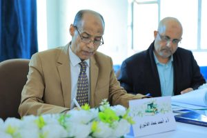 في أجواء علمية زاخرة بالأفكار الإبداعية، شهد قسم الهندسة المعمارية بجامعة العلوم والتكنولوجيا – إب صباح اليوم تدشين مناقشة مشاريع التخرج (1) لطلبة الدفعة التاسعة للعام الجامعي 1447هـ، والتي تمثل المرحلة الأولى من مشاريع التخرج النهائية في مسار الدراسات النظرية.

وقد افتتح الفعالية مدير فرع الجامعة الدكتور مكرم الجمالي بحضور رئيس قسم الهندسة المعمارية ورئيس لجنة المناقشة الدكتور علي درموش، وأعضاء لجنة المناقشة والتقييم المكونة من:

الأستاذ الدكتور مختار عبدالحفيظ العريقي – عضوًا ومشرفًا.
الأستاذ الدكتور أحمد عماد الأثوري – عضوًا مناقشًا.
م.م صادق عاطف – عضوًا مناقشًا.

وخلال الفعالية، قدّم الطلبة عروضًا علمية موجزة تضمنت أفكارًا معمارية مبتكرة تعالج قضايا مجتمعية وتنموية واقعية، وتهدف إلى تقديم حلول تصميمية تسهم في خدمة المجتمع والبيئة. وقد استمعت اللجنة إلى هذه العروض وناقشت الطلبة حول الجوانب البحثية والفنية، وقدمت ملاحظات علمية وتوصيات تطويرية من شأنها رفع جودة المشاريع وتحسين مخرجاتها النهائية.

وفي تصريح خاص، أوضح رئيس لجنة المناقشة الدكتور علي درموش أن هذه المرحلة من مناقشات مشاريع التخرج تأتي تمهيدًا للمناقشة النهائية التي ستُقام في نهاية الفصل الثاني من العام الدراسي 1447هـ الموافق 2025-2026م، مشيرًا إلى أن القسم يولي اهتمامًا كبيرًا بتطوير مهارات الطلبة البحثية والإبداعية لإعداد جيل معماري قادر على مواجهة تحديات الواقع العمراني.

كما أشادت اللجنة بالمستوى الأكاديمي للطلبة وجودة مشاريعهم، مؤكدة أن الجهود المشتركة بين الطلبة وأعضاء هيئة التدريس انعكست بشكل إيجابي على جودة الأفكار المقدمة، التي تميزت بالتنوع والعمق التصميمي والمعالجة الواقعية لمشكلات المجتمع.

الجدير بالذكر أن مناقشات مشاريع التخرج (1) ستستمر على مدى اليومين القادمين لبقية طلبة الدفعة التاسعة من قسم الهندسة المعمارية، ضمن جدول أكاديمي معد مسبقًا يهدف إلى تعزيز مهارات العرض والمناقشة لدى الطلبة، وتحسين مستوى المخرجات التعليمية.

وقد شهدت الفعالية حضورًا واسعًا من أعضاء هيئة التدريس والمهتمين بالشأن الأكاديمي، حيث حضر كل من:

الدكتور عمر شداد – عضو هيئة التدريس ومنسق الجودة بقسم الشريعة والقانون.
المهندس حمزة المجيدي – مدير العلاقات العامة والتسويق وعضو هيئة التدريس بقسم الهندسة المعمارية.
المهندس ردفان الصلاحي – عضو هيئة التدريس بالقسم.

كما حضر عدد من الأكاديميين والإداريين وأولياء أمور الطلبة الذين عبّروا عن فخرهم بمستوى أبنائهم وبالجهود الكبيرة التي تبذلها الجامعة لتخريج كفاءات مؤهلة تواكب متطلبات سوق العمل المعماري والهندسي.

وتؤكد جامعة العلوم والتكنولوجيا – إب من خلال هذه المناقشات على التزامها بتقديم تعليم جامعي متميز يجمع بين الجوانب النظرية والتطبيقية، ويعزز الإبداع المعماري والبحث العلمي في سبيل خدمة المجتمع وتنميته.