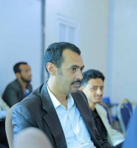 في أجواء علمية زاخرة بالأفكار الإبداعية، شهد قسم الهندسة المعمارية بجامعة العلوم والتكنولوجيا – إب صباح اليوم تدشين مناقشة مشاريع التخرج (1) لطلبة الدفعة التاسعة للعام الجامعي 1447هـ، والتي تمثل المرحلة الأولى من مشاريع التخرج النهائية في مسار الدراسات النظرية.

وقد افتتح الفعالية مدير فرع الجامعة الدكتور مكرم الجمالي بحضور رئيس قسم الهندسة المعمارية ورئيس لجنة المناقشة الدكتور علي درموش، وأعضاء لجنة المناقشة والتقييم المكونة من:

الأستاذ الدكتور مختار عبدالحفيظ العريقي – عضوًا ومشرفًا.
الأستاذ الدكتور أحمد عماد الأثوري – عضوًا مناقشًا.
م.م صادق عاطف – عضوًا مناقشًا.

وخلال الفعالية، قدّم الطلبة عروضًا علمية موجزة تضمنت أفكارًا معمارية مبتكرة تعالج قضايا مجتمعية وتنموية واقعية، وتهدف إلى تقديم حلول تصميمية تسهم في خدمة المجتمع والبيئة. وقد استمعت اللجنة إلى هذه العروض وناقشت الطلبة حول الجوانب البحثية والفنية، وقدمت ملاحظات علمية وتوصيات تطويرية من شأنها رفع جودة المشاريع وتحسين مخرجاتها النهائية.

وفي تصريح خاص، أوضح رئيس لجنة المناقشة الدكتور علي درموش أن هذه المرحلة من مناقشات مشاريع التخرج تأتي تمهيدًا للمناقشة النهائية التي ستُقام في نهاية الفصل الثاني من العام الدراسي 1447هـ الموافق 2025-2026م، مشيرًا إلى أن القسم يولي اهتمامًا كبيرًا بتطوير مهارات الطلبة البحثية والإبداعية لإعداد جيل معماري قادر على مواجهة تحديات الواقع العمراني.

كما أشادت اللجنة بالمستوى الأكاديمي للطلبة وجودة مشاريعهم، مؤكدة أن الجهود المشتركة بين الطلبة وأعضاء هيئة التدريس انعكست بشكل إيجابي على جودة الأفكار المقدمة، التي تميزت بالتنوع والعمق التصميمي والمعالجة الواقعية لمشكلات المجتمع.

الجدير بالذكر أن مناقشات مشاريع التخرج (1) ستستمر على مدى اليومين القادمين لبقية طلبة الدفعة التاسعة من قسم الهندسة المعمارية، ضمن جدول أكاديمي معد مسبقًا يهدف إلى تعزيز مهارات العرض والمناقشة لدى الطلبة، وتحسين مستوى المخرجات التعليمية.

وقد شهدت الفعالية حضورًا واسعًا من أعضاء هيئة التدريس والمهتمين بالشأن الأكاديمي، حيث حضر كل من:

الدكتور عمر شداد – عضو هيئة التدريس ومنسق الجودة بقسم الشريعة والقانون.
المهندس حمزة المجيدي – مدير العلاقات العامة والتسويق وعضو هيئة التدريس بقسم الهندسة المعمارية.
المهندس ردفان الصلاحي – عضو هيئة التدريس بالقسم.

كما حضر عدد من الأكاديميين والإداريين وأولياء أمور الطلبة الذين عبّروا عن فخرهم بمستوى أبنائهم وبالجهود الكبيرة التي تبذلها الجامعة لتخريج كفاءات مؤهلة تواكب متطلبات سوق العمل المعماري والهندسي.

وتؤكد جامعة العلوم والتكنولوجيا – إب من خلال هذه المناقشات على التزامها بتقديم تعليم جامعي متميز يجمع بين الجوانب النظرية والتطبيقية، ويعزز الإبداع المعماري والبحث العلمي في سبيل خدمة المجتمع وتنميته.