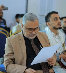 في أجواء علمية زاخرة بالأفكار الإبداعية، شهد قسم الهندسة المعمارية بجامعة العلوم والتكنولوجيا – إب صباح اليوم تدشين مناقشة مشاريع التخرج (1) لطلبة الدفعة التاسعة للعام الجامعي 1447هـ، والتي تمثل المرحلة الأولى من مشاريع التخرج النهائية في مسار الدراسات النظرية.

وقد افتتح الفعالية مدير فرع الجامعة الدكتور مكرم الجمالي بحضور رئيس قسم الهندسة المعمارية ورئيس لجنة المناقشة الدكتور علي درموش، وأعضاء لجنة المناقشة والتقييم المكونة من:

الأستاذ الدكتور مختار عبدالحفيظ العريقي – عضوًا ومشرفًا.
الأستاذ الدكتور أحمد عماد الأثوري – عضوًا مناقشًا.
م.م صادق عاطف – عضوًا مناقشًا.

وخلال الفعالية، قدّم الطلبة عروضًا علمية موجزة تضمنت أفكارًا معمارية مبتكرة تعالج قضايا مجتمعية وتنموية واقعية، وتهدف إلى تقديم حلول تصميمية تسهم في خدمة المجتمع والبيئة. وقد استمعت اللجنة إلى هذه العروض وناقشت الطلبة حول الجوانب البحثية والفنية، وقدمت ملاحظات علمية وتوصيات تطويرية من شأنها رفع جودة المشاريع وتحسين مخرجاتها النهائية.

وفي تصريح خاص، أوضح رئيس لجنة المناقشة الدكتور علي درموش أن هذه المرحلة من مناقشات مشاريع التخرج تأتي تمهيدًا للمناقشة النهائية التي ستُقام في نهاية الفصل الثاني من العام الدراسي 1447هـ الموافق 2025-2026م، مشيرًا إلى أن القسم يولي اهتمامًا كبيرًا بتطوير مهارات الطلبة البحثية والإبداعية لإعداد جيل معماري قادر على مواجهة تحديات الواقع العمراني.

كما أشادت اللجنة بالمستوى الأكاديمي للطلبة وجودة مشاريعهم، مؤكدة أن الجهود المشتركة بين الطلبة وأعضاء هيئة التدريس انعكست بشكل إيجابي على جودة الأفكار المقدمة، التي تميزت بالتنوع والعمق التصميمي والمعالجة الواقعية لمشكلات المجتمع.

الجدير بالذكر أن مناقشات مشاريع التخرج (1) ستستمر على مدى اليومين القادمين لبقية طلبة الدفعة التاسعة من قسم الهندسة المعمارية، ضمن جدول أكاديمي معد مسبقًا يهدف إلى تعزيز مهارات العرض والمناقشة لدى الطلبة، وتحسين مستوى المخرجات التعليمية.

وقد شهدت الفعالية حضورًا واسعًا من أعضاء هيئة التدريس والمهتمين بالشأن الأكاديمي، حيث حضر كل من:

الدكتور عمر شداد – عضو هيئة التدريس ومنسق الجودة بقسم الشريعة والقانون.
المهندس حمزة المجيدي – مدير العلاقات العامة والتسويق وعضو هيئة التدريس بقسم الهندسة المعمارية.
المهندس ردفان الصلاحي – عضو هيئة التدريس بالقسم.

كما حضر عدد من الأكاديميين والإداريين وأولياء أمور الطلبة الذين عبّروا عن فخرهم بمستوى أبنائهم وبالجهود الكبيرة التي تبذلها الجامعة لتخريج كفاءات مؤهلة تواكب متطلبات سوق العمل المعماري والهندسي.

وتؤكد جامعة العلوم والتكنولوجيا – إب من خلال هذه المناقشات على التزامها بتقديم تعليم جامعي متميز يجمع بين الجوانب النظرية والتطبيقية، ويعزز الإبداع المعماري والبحث العلمي في سبيل خدمة المجتمع وتنميته.