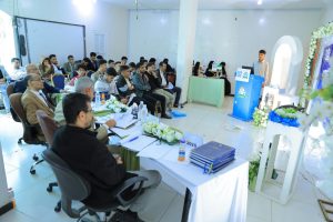 في أجواء علمية زاخرة بالأفكار الإبداعية، شهد قسم الهندسة المعمارية بجامعة العلوم والتكنولوجيا – إب صباح اليوم تدشين مناقشة مشاريع التخرج (1) لطلبة الدفعة التاسعة للعام الجامعي 1447هـ، والتي تمثل المرحلة الأولى من مشاريع التخرج النهائية في مسار الدراسات النظرية.

وقد افتتح الفعالية مدير فرع الجامعة الدكتور مكرم الجمالي بحضور رئيس قسم الهندسة المعمارية ورئيس لجنة المناقشة الدكتور علي درموش، وأعضاء لجنة المناقشة والتقييم المكونة من:

الأستاذ الدكتور مختار عبدالحفيظ العريقي – عضوًا ومشرفًا.
الأستاذ الدكتور أحمد عماد الأثوري – عضوًا مناقشًا.
م.م صادق عاطف – عضوًا مناقشًا.

وخلال الفعالية، قدّم الطلبة عروضًا علمية موجزة تضمنت أفكارًا معمارية مبتكرة تعالج قضايا مجتمعية وتنموية واقعية، وتهدف إلى تقديم حلول تصميمية تسهم في خدمة المجتمع والبيئة. وقد استمعت اللجنة إلى هذه العروض وناقشت الطلبة حول الجوانب البحثية والفنية، وقدمت ملاحظات علمية وتوصيات تطويرية من شأنها رفع جودة المشاريع وتحسين مخرجاتها النهائية.

وفي تصريح خاص، أوضح رئيس لجنة المناقشة الدكتور علي درموش أن هذه المرحلة من مناقشات مشاريع التخرج تأتي تمهيدًا للمناقشة النهائية التي ستُقام في نهاية الفصل الثاني من العام الدراسي 1447هـ الموافق 2025-2026م، مشيرًا إلى أن القسم يولي اهتمامًا كبيرًا بتطوير مهارات الطلبة البحثية والإبداعية لإعداد جيل معماري قادر على مواجهة تحديات الواقع العمراني.

كما أشادت اللجنة بالمستوى الأكاديمي للطلبة وجودة مشاريعهم، مؤكدة أن الجهود المشتركة بين الطلبة وأعضاء هيئة التدريس انعكست بشكل إيجابي على جودة الأفكار المقدمة، التي تميزت بالتنوع والعمق التصميمي والمعالجة الواقعية لمشكلات المجتمع.

الجدير بالذكر أن مناقشات مشاريع التخرج (1) ستستمر على مدى اليومين القادمين لبقية طلبة الدفعة التاسعة من قسم الهندسة المعمارية، ضمن جدول أكاديمي معد مسبقًا يهدف إلى تعزيز مهارات العرض والمناقشة لدى الطلبة، وتحسين مستوى المخرجات التعليمية.

وقد شهدت الفعالية حضورًا واسعًا من أعضاء هيئة التدريس والمهتمين بالشأن الأكاديمي، حيث حضر كل من:

الدكتور عمر شداد – عضو هيئة التدريس ومنسق الجودة بقسم الشريعة والقانون.
المهندس حمزة المجيدي – مدير العلاقات العامة والتسويق وعضو هيئة التدريس بقسم الهندسة المعمارية.
المهندس ردفان الصلاحي – عضو هيئة التدريس بالقسم.

كما حضر عدد من الأكاديميين والإداريين وأولياء أمور الطلبة الذين عبّروا عن فخرهم بمستوى أبنائهم وبالجهود الكبيرة التي تبذلها الجامعة لتخريج كفاءات مؤهلة تواكب متطلبات سوق العمل المعماري والهندسي.

وتؤكد جامعة العلوم والتكنولوجيا – إب من خلال هذه المناقشات على التزامها بتقديم تعليم جامعي متميز يجمع بين الجوانب النظرية والتطبيقية، ويعزز الإبداع المعماري والبحث العلمي في سبيل خدمة المجتمع وتنميته.