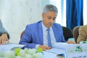 في أجواء علمية زاخرة بالأفكار الإبداعية، شهد قسم الهندسة المعمارية بجامعة العلوم والتكنولوجيا – إب صباح اليوم تدشين مناقشة مشاريع التخرج (1) لطلبة الدفعة التاسعة للعام الجامعي 1447هـ، والتي تمثل المرحلة الأولى من مشاريع التخرج النهائية في مسار الدراسات النظرية.

وقد افتتح الفعالية مدير فرع الجامعة الدكتور مكرم الجمالي بحضور رئيس قسم الهندسة المعمارية ورئيس لجنة المناقشة الدكتور علي درموش، وأعضاء لجنة المناقشة والتقييم المكونة من:

الأستاذ الدكتور مختار عبدالحفيظ العريقي – عضوًا ومشرفًا.
الأستاذ الدكتور أحمد عماد الأثوري – عضوًا مناقشًا.
م.م صادق عاطف – عضوًا مناقشًا.

وخلال الفعالية، قدّم الطلبة عروضًا علمية موجزة تضمنت أفكارًا معمارية مبتكرة تعالج قضايا مجتمعية وتنموية واقعية، وتهدف إلى تقديم حلول تصميمية تسهم في خدمة المجتمع والبيئة. وقد استمعت اللجنة إلى هذه العروض وناقشت الطلبة حول الجوانب البحثية والفنية، وقدمت ملاحظات علمية وتوصيات تطويرية من شأنها رفع جودة المشاريع وتحسين مخرجاتها النهائية.

وفي تصريح خاص، أوضح رئيس لجنة المناقشة الدكتور علي درموش أن هذه المرحلة من مناقشات مشاريع التخرج تأتي تمهيدًا للمناقشة النهائية التي ستُقام في نهاية الفصل الثاني من العام الدراسي 1447هـ الموافق 2025-2026م، مشيرًا إلى أن القسم يولي اهتمامًا كبيرًا بتطوير مهارات الطلبة البحثية والإبداعية لإعداد جيل معماري قادر على مواجهة تحديات الواقع العمراني.

كما أشادت اللجنة بالمستوى الأكاديمي للطلبة وجودة مشاريعهم، مؤكدة أن الجهود المشتركة بين الطلبة وأعضاء هيئة التدريس انعكست بشكل إيجابي على جودة الأفكار المقدمة، التي تميزت بالتنوع والعمق التصميمي والمعالجة الواقعية لمشكلات المجتمع.

الجدير بالذكر أن مناقشات مشاريع التخرج (1) ستستمر على مدى اليومين القادمين لبقية طلبة الدفعة التاسعة من قسم الهندسة المعمارية، ضمن جدول أكاديمي معد مسبقًا يهدف إلى تعزيز مهارات العرض والمناقشة لدى الطلبة، وتحسين مستوى المخرجات التعليمية.

وقد شهدت الفعالية حضورًا واسعًا من أعضاء هيئة التدريس والمهتمين بالشأن الأكاديمي، حيث حضر كل من:

الدكتور عمر شداد – عضو هيئة التدريس ومنسق الجودة بقسم الشريعة والقانون.
المهندس حمزة المجيدي – مدير العلاقات العامة والتسويق وعضو هيئة التدريس بقسم الهندسة المعمارية.
المهندس ردفان الصلاحي – عضو هيئة التدريس بالقسم.

كما حضر عدد من الأكاديميين والإداريين وأولياء أمور الطلبة الذين عبّروا عن فخرهم بمستوى أبنائهم وبالجهود الكبيرة التي تبذلها الجامعة لتخريج كفاءات مؤهلة تواكب متطلبات سوق العمل المعماري والهندسي.

وتؤكد جامعة العلوم والتكنولوجيا – إب من خلال هذه المناقشات على التزامها بتقديم تعليم جامعي متميز يجمع بين الجوانب النظرية والتطبيقية، ويعزز الإبداع المعماري والبحث العلمي في سبيل خدمة المجتمع وتنميته.