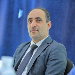 في أجواء علمية زاخرة بالأفكار الإبداعية، شهد قسم الهندسة المعمارية بجامعة العلوم والتكنولوجيا – إب صباح اليوم تدشين مناقشة مشاريع التخرج (1) لطلبة الدفعة التاسعة للعام الجامعي 1447هـ، والتي تمثل المرحلة الأولى من مشاريع التخرج النهائية في مسار الدراسات النظرية.

وقد افتتح الفعالية مدير فرع الجامعة الدكتور مكرم الجمالي بحضور رئيس قسم الهندسة المعمارية ورئيس لجنة المناقشة الدكتور علي درموش، وأعضاء لجنة المناقشة والتقييم المكونة من:

الأستاذ الدكتور مختار عبدالحفيظ العريقي – عضوًا ومشرفًا.
الأستاذ الدكتور أحمد عماد الأثوري – عضوًا مناقشًا.
م.م صادق عاطف – عضوًا مناقشًا.

وخلال الفعالية، قدّم الطلبة عروضًا علمية موجزة تضمنت أفكارًا معمارية مبتكرة تعالج قضايا مجتمعية وتنموية واقعية، وتهدف إلى تقديم حلول تصميمية تسهم في خدمة المجتمع والبيئة. وقد استمعت اللجنة إلى هذه العروض وناقشت الطلبة حول الجوانب البحثية والفنية، وقدمت ملاحظات علمية وتوصيات تطويرية من شأنها رفع جودة المشاريع وتحسين مخرجاتها النهائية.

وفي تصريح خاص، أوضح رئيس لجنة المناقشة الدكتور علي درموش أن هذه المرحلة من مناقشات مشاريع التخرج تأتي تمهيدًا للمناقشة النهائية التي ستُقام في نهاية الفصل الثاني من العام الدراسي 1447هـ الموافق 2025-2026م، مشيرًا إلى أن القسم يولي اهتمامًا كبيرًا بتطوير مهارات الطلبة البحثية والإبداعية لإعداد جيل معماري قادر على مواجهة تحديات الواقع العمراني.

كما أشادت اللجنة بالمستوى الأكاديمي للطلبة وجودة مشاريعهم، مؤكدة أن الجهود المشتركة بين الطلبة وأعضاء هيئة التدريس انعكست بشكل إيجابي على جودة الأفكار المقدمة، التي تميزت بالتنوع والعمق التصميمي والمعالجة الواقعية لمشكلات المجتمع.

الجدير بالذكر أن مناقشات مشاريع التخرج (1) ستستمر على مدى اليومين القادمين لبقية طلبة الدفعة التاسعة من قسم الهندسة المعمارية، ضمن جدول أكاديمي معد مسبقًا يهدف إلى تعزيز مهارات العرض والمناقشة لدى الطلبة، وتحسين مستوى المخرجات التعليمية.

وقد شهدت الفعالية حضورًا واسعًا من أعضاء هيئة التدريس والمهتمين بالشأن الأكاديمي، حيث حضر كل من:

الدكتور عمر شداد – عضو هيئة التدريس ومنسق الجودة بقسم الشريعة والقانون.
المهندس حمزة المجيدي – مدير العلاقات العامة والتسويق وعضو هيئة التدريس بقسم الهندسة المعمارية.
المهندس ردفان الصلاحي – عضو هيئة التدريس بالقسم.

كما حضر عدد من الأكاديميين والإداريين وأولياء أمور الطلبة الذين عبّروا عن فخرهم بمستوى أبنائهم وبالجهود الكبيرة التي تبذلها الجامعة لتخريج كفاءات مؤهلة تواكب متطلبات سوق العمل المعماري والهندسي.

وتؤكد جامعة العلوم والتكنولوجيا – إب من خلال هذه المناقشات على التزامها بتقديم تعليم جامعي متميز يجمع بين الجوانب النظرية والتطبيقية، ويعزز الإبداع المعماري والبحث العلمي في سبيل خدمة المجتمع وتنميته.